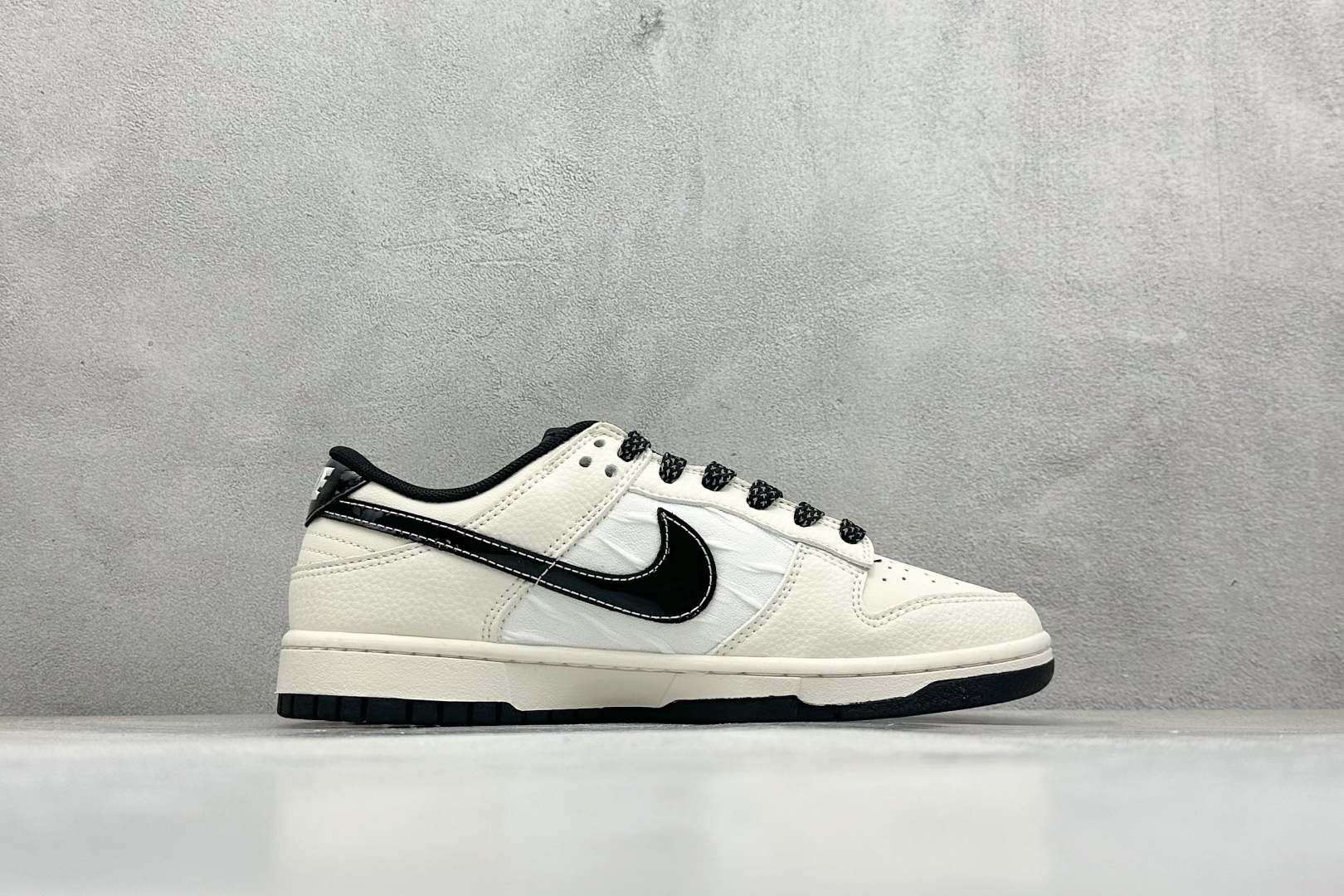 280 Nike SB Dunk Low 斯图西联名 织布米黑勾  低帮休闲板鞋  QW5836-011