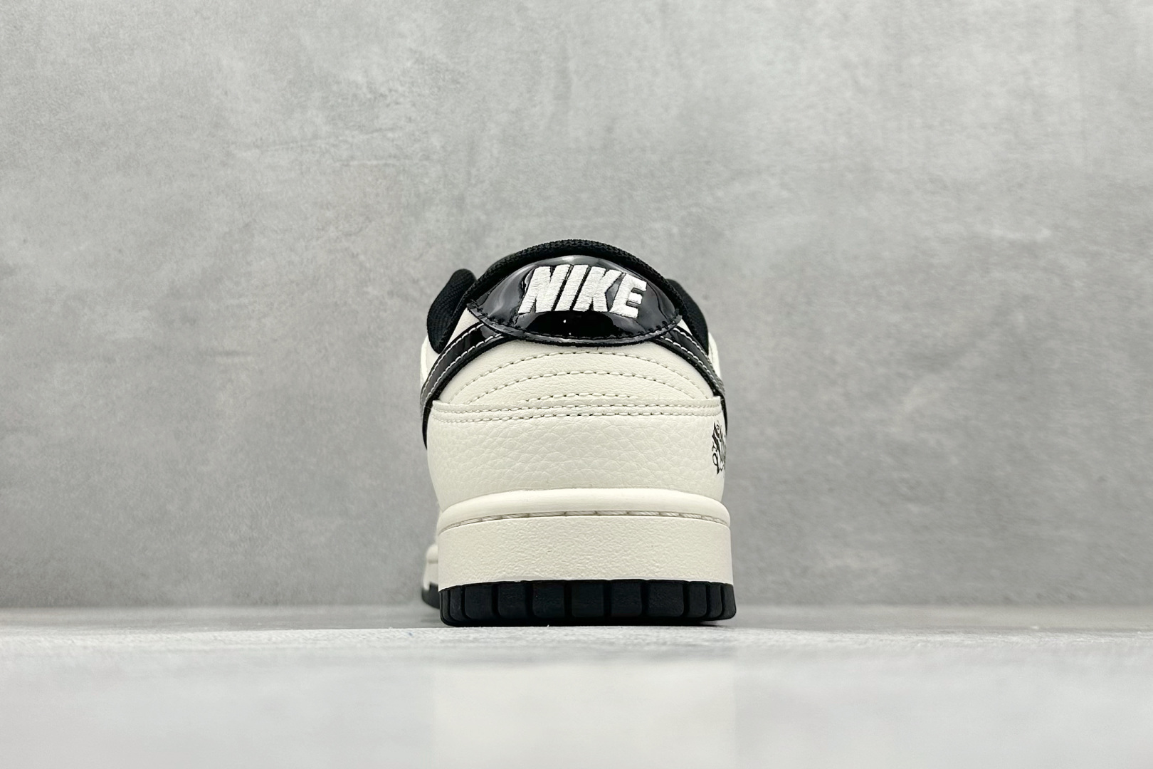 280 Nike SB Dunk Low 斯图西联名 织布米黑勾  低帮休闲板鞋  QW5836-011