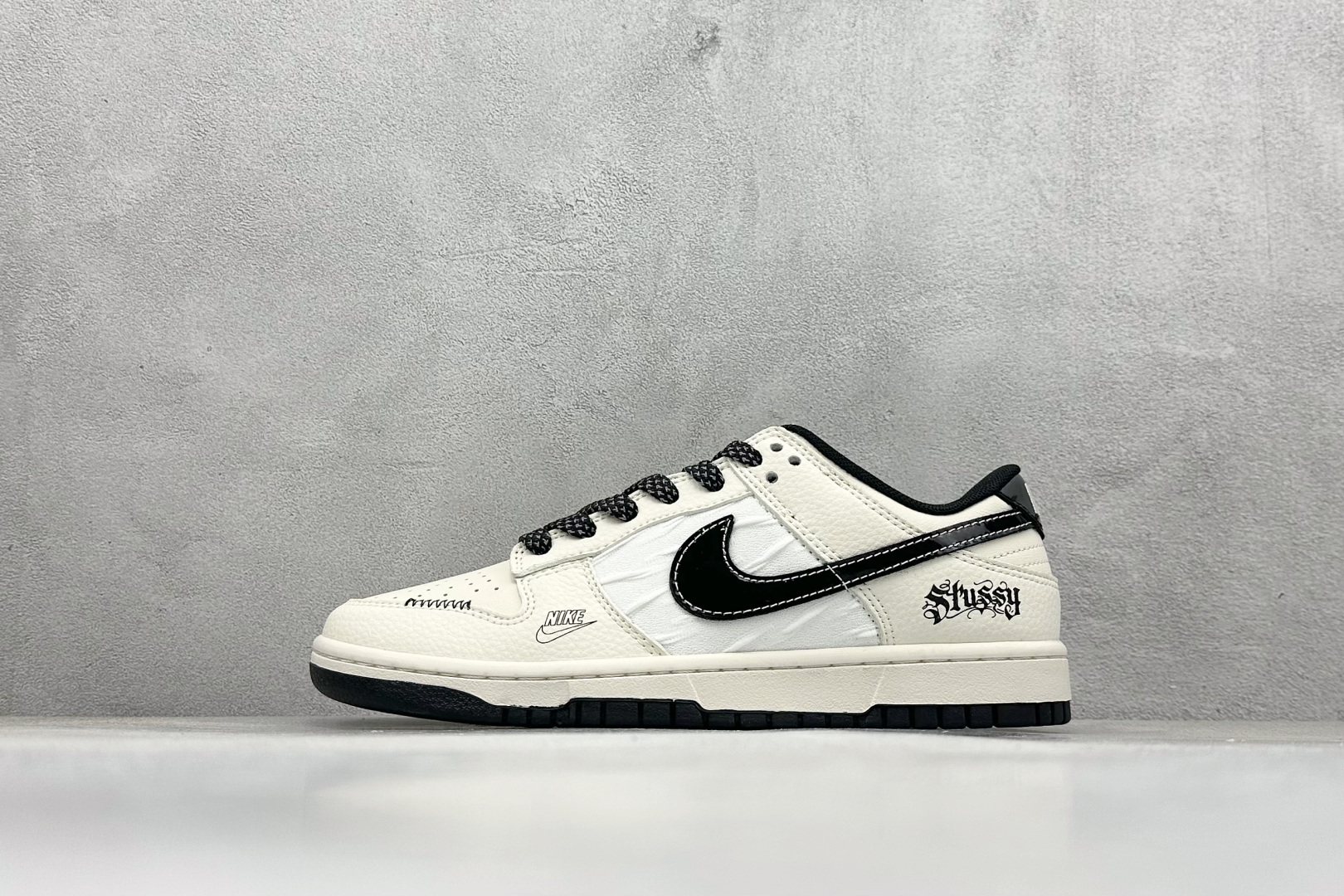 280 Nike SB Dunk Low 斯图西联名 织布米黑勾  低帮休闲板鞋  QW5836-011
