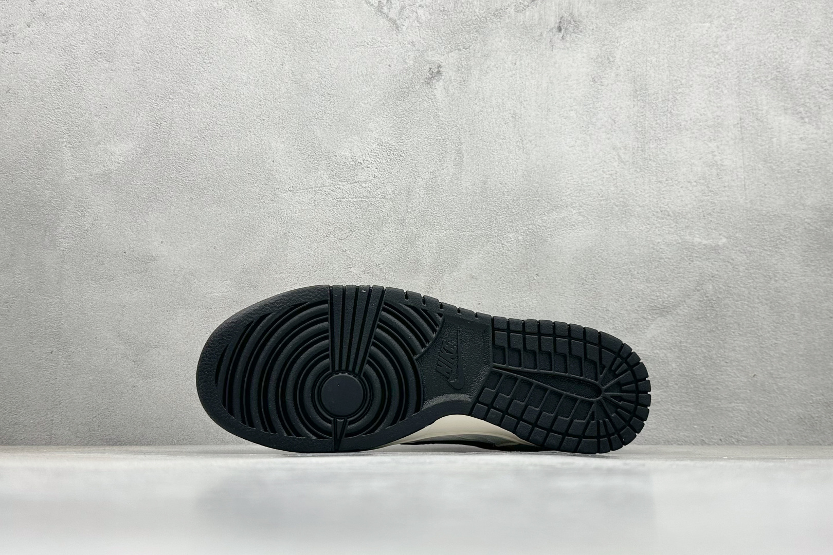 280 Nike SB Dunk Low 斯图西联名 织布米黑勾  低帮休闲板鞋  QW5836-011