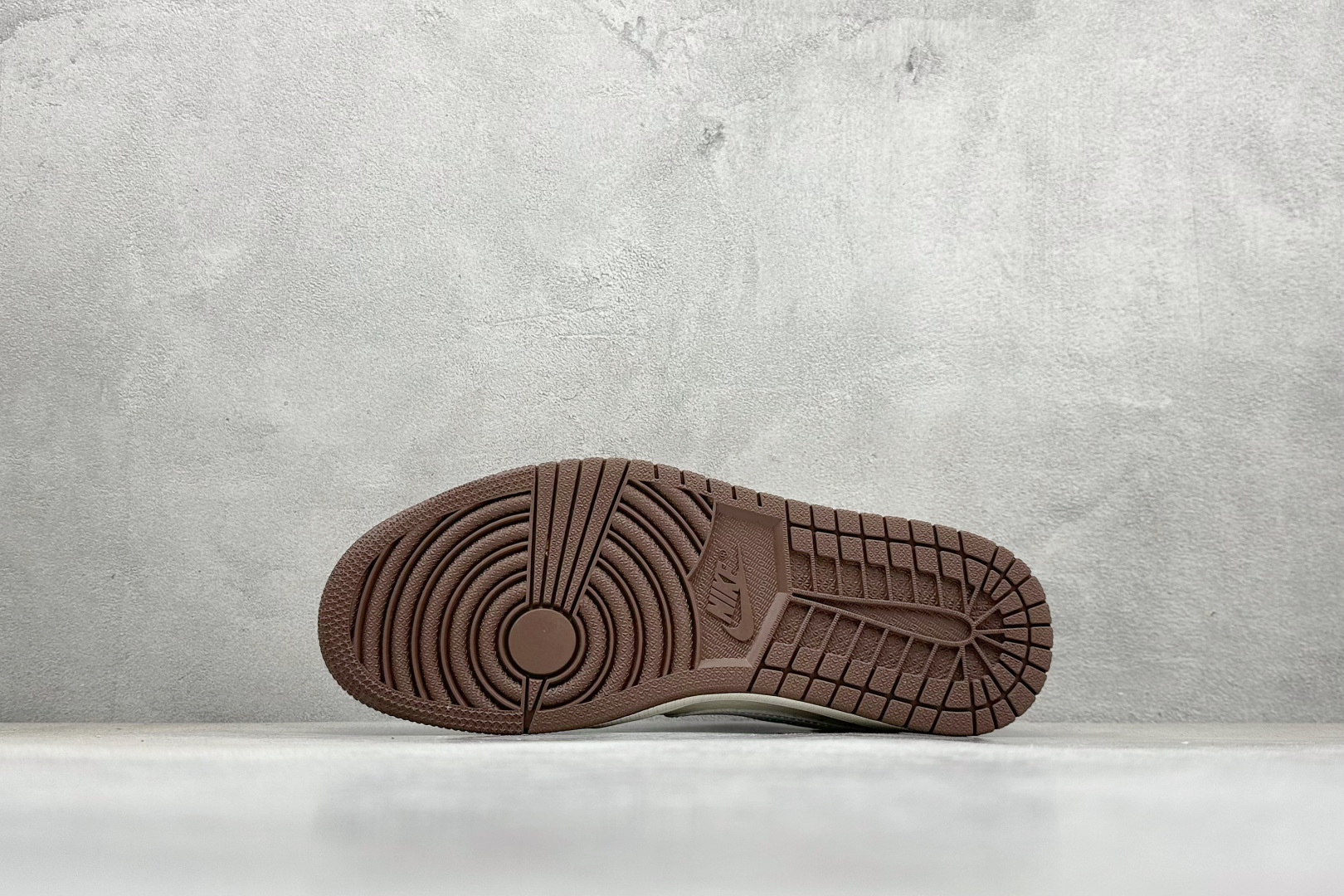 Travis Scott x Nike Air Jordan 1 Low x LABUBU Air Jordan 1 Low 反转棕白小勾拉布布倒钩 DX1888-095-莆田鞋,莆田鞋货源,高仿鞋,高仿鞋货源,安福档口,莆田高仿鞋,莆田鞋批发,高仿鞋批发,莆田高仿运动鞋,高仿运动鞋,莆田运动鞋 Travis Scott x Nike Air Jordan 1 Low x LABUBU Air Jordan 1 Low 反转棕白小勾拉布布倒钩 DX1888-095