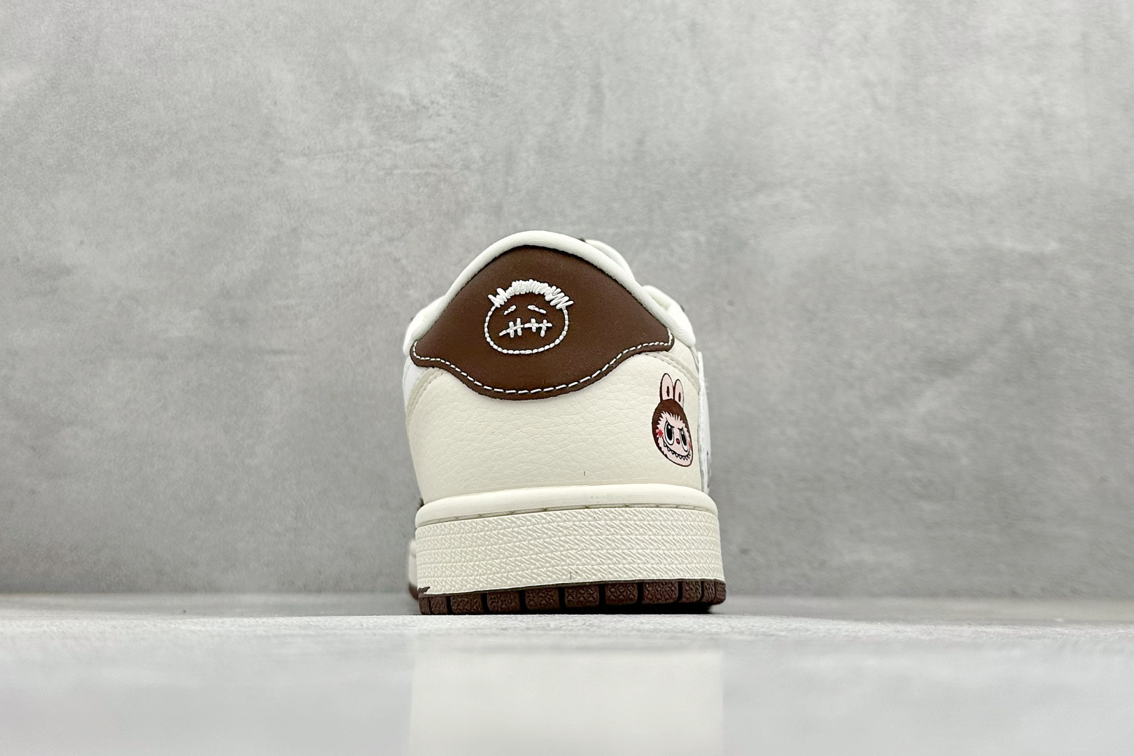 Travis Scott x Nike Air Jordan 1 Low x LABUBU Air Jordan 1 Low 反转棕白小勾拉布布倒钩 DX1888-095-莆田鞋,莆田鞋货源,高仿鞋,高仿鞋货源,安福档口,莆田高仿鞋,莆田鞋批发,高仿鞋批发,莆田高仿运动鞋,高仿运动鞋,莆田运动鞋 Travis Scott x Nike Air Jordan 1 Low x LABUBU Air Jordan 1 Low 反转棕白小勾拉布布倒钩 DX1888-095