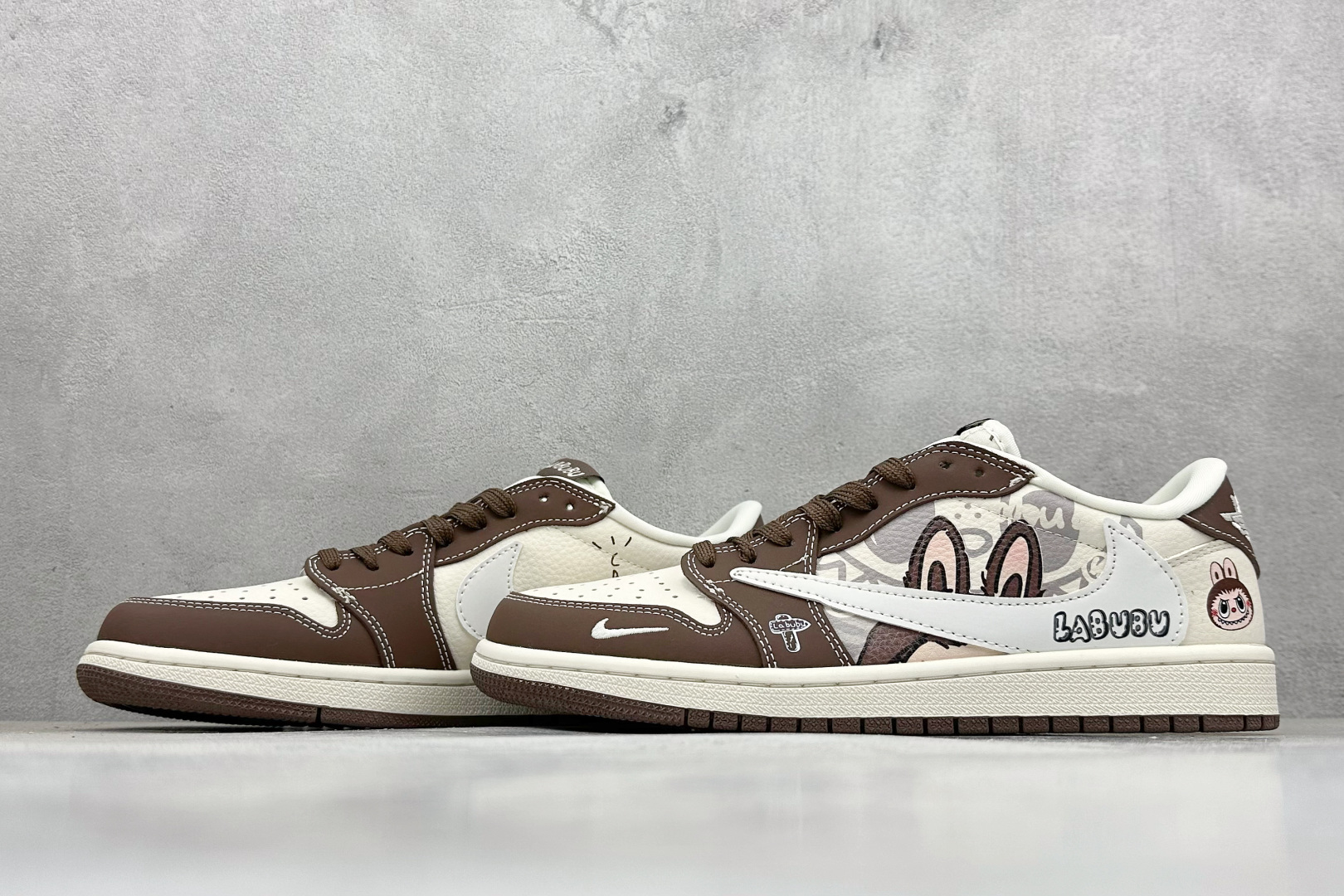 Travis Scott x Nike Air Jordan 1 Low x LABUBU Air Jordan 1 Low 反转棕白小勾拉布布倒钩 DX1888-095-莆田鞋,莆田鞋货源,高仿鞋,高仿鞋货源,安福档口,莆田高仿鞋,莆田鞋批发,高仿鞋批发,莆田高仿运动鞋,高仿运动鞋,莆田运动鞋 Travis Scott x Nike Air Jordan 1 Low x LABUBU Air Jordan 1 Low 反转棕白小勾拉布布倒钩 DX1888-095