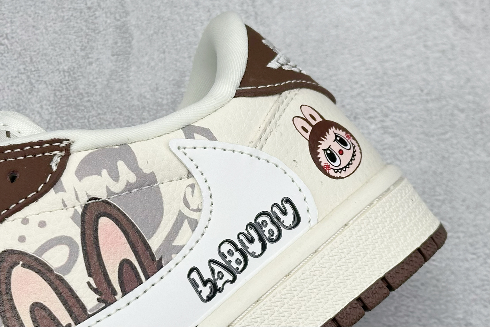 Travis Scott x Nike Air Jordan 1 Low x LABUBU Air Jordan 1 Low 反转棕白小勾拉布布倒钩 DX1888-095-莆田鞋,莆田鞋货源,高仿鞋,高仿鞋货源,安福档口,莆田高仿鞋,莆田鞋批发,高仿鞋批发,莆田高仿运动鞋,高仿运动鞋,莆田运动鞋 Travis Scott x Nike Air Jordan 1 Low x LABUBU Air Jordan 1 Low 反转棕白小勾拉布布倒钩 DX1888-095