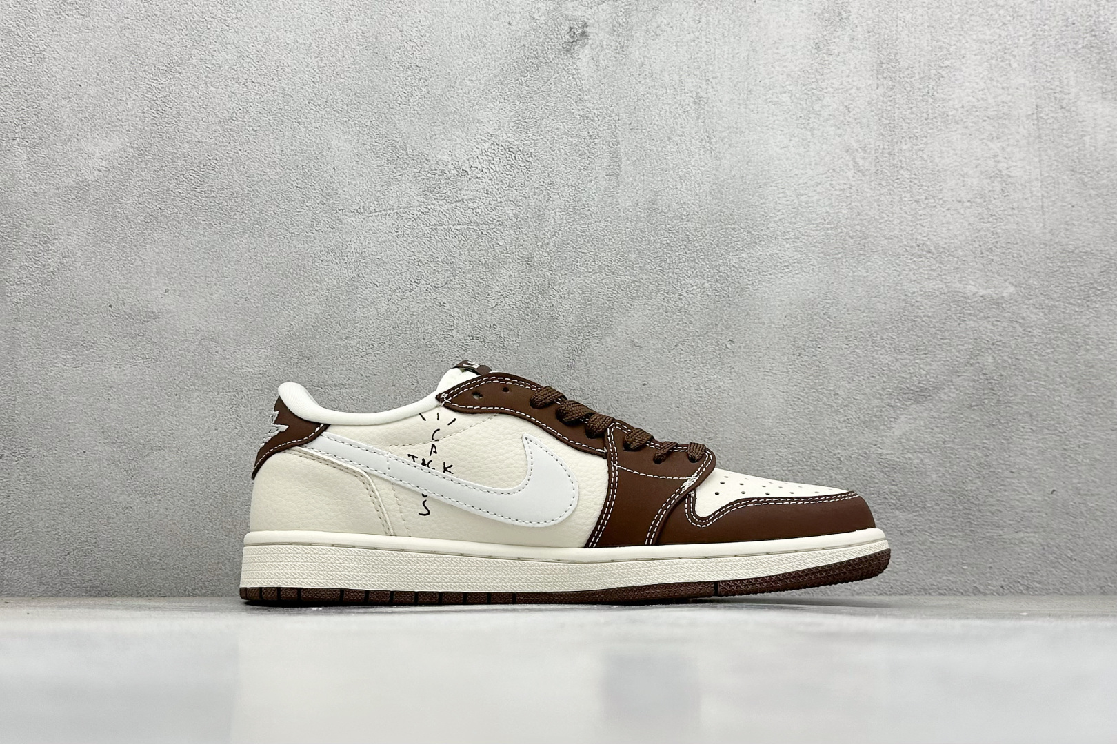 Travis Scott x Nike Air Jordan 1 Low x LABUBU Air Jordan 1 Low 反转棕白小勾拉布布倒钩 DX1888-095-莆田鞋,莆田鞋货源,高仿鞋,高仿鞋货源,安福档口,莆田高仿鞋,莆田鞋批发,高仿鞋批发,莆田高仿运动鞋,高仿运动鞋,莆田运动鞋 Travis Scott x Nike Air Jordan 1 Low x LABUBU Air Jordan 1 Low 反转棕白小勾拉布布倒钩 DX1888-095