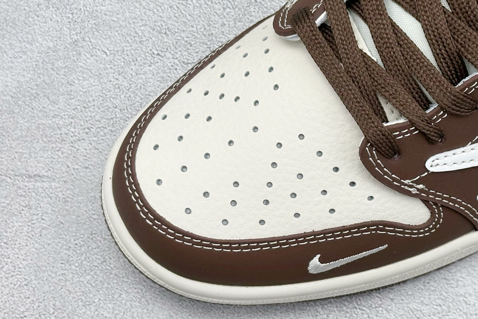 Travis Scott x Nike Air Jordan 1 Low x LABUBU Air Jordan 1 Low 反转棕白小勾拉布布倒钩 DX1888-095-莆田鞋,莆田鞋货源,高仿鞋,高仿鞋货源,安福档口,莆田高仿鞋,莆田鞋批发,高仿鞋批发,莆田高仿运动鞋,高仿运动鞋,莆田运动鞋 Travis Scott x Nike Air Jordan 1 Low x LABUBU Air Jordan 1 Low 反转棕白小勾拉布布倒钩 DX1888-095