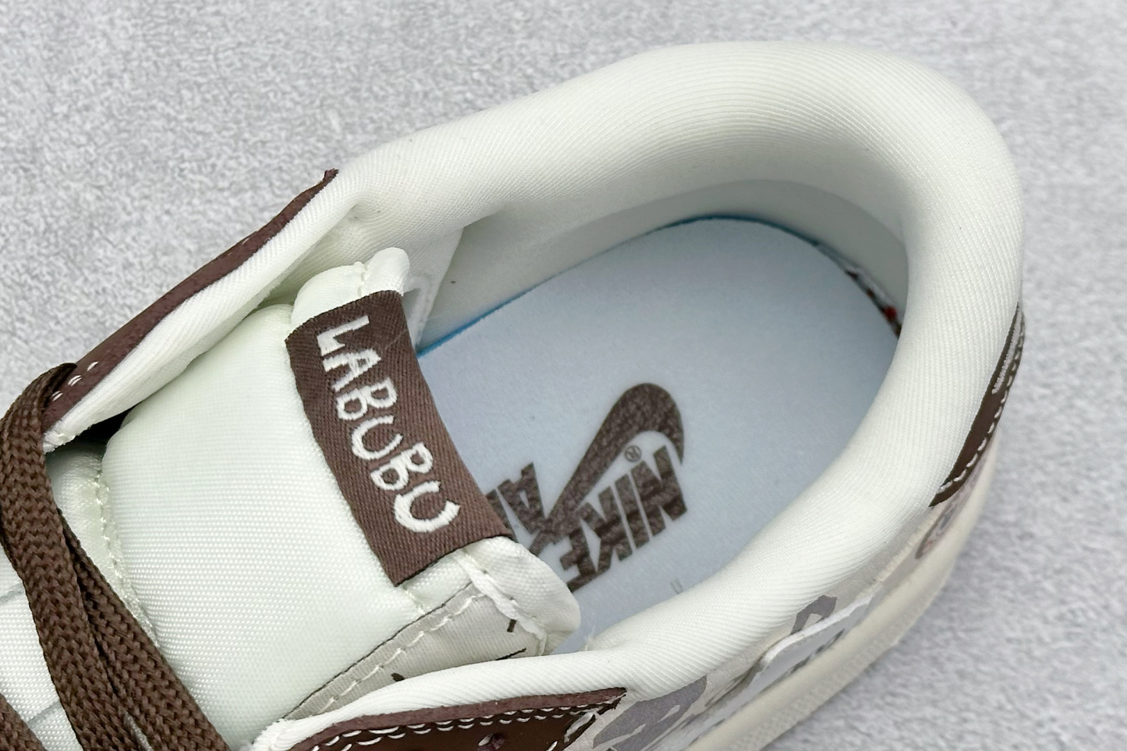 Travis Scott x Nike Air Jordan 1 Low x LABUBU Air Jordan 1 Low 反转棕白小勾拉布布倒钩 DX1888-095-莆田鞋,莆田鞋货源,高仿鞋,高仿鞋货源,安福档口,莆田高仿鞋,莆田鞋批发,高仿鞋批发,莆田高仿运动鞋,高仿运动鞋,莆田运动鞋 Travis Scott x Nike Air Jordan 1 Low x LABUBU Air Jordan 1 Low 反转棕白小勾拉布布倒钩 DX1888-095