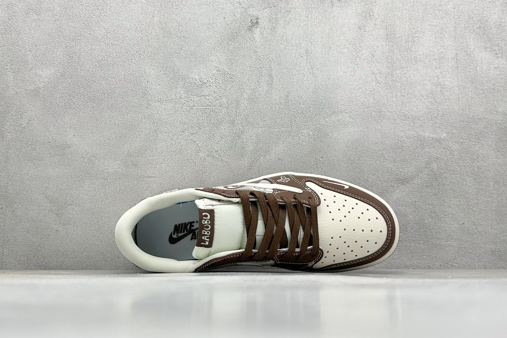 Travis Scott x Nike Air Jordan 1 Low x LABUBU Air Jordan 1 Low 反转棕白小勾拉布布倒钩 DX1888-095-莆田鞋,莆田鞋货源,高仿鞋,高仿鞋货源,安福档口,莆田高仿鞋,莆田鞋批发,高仿鞋批发,莆田高仿运动鞋,高仿运动鞋,莆田运动鞋 Travis Scott x Nike Air Jordan 1 Low x LABUBU Air Jordan 1 Low 反转棕白小勾拉布布倒钩 DX1888-095