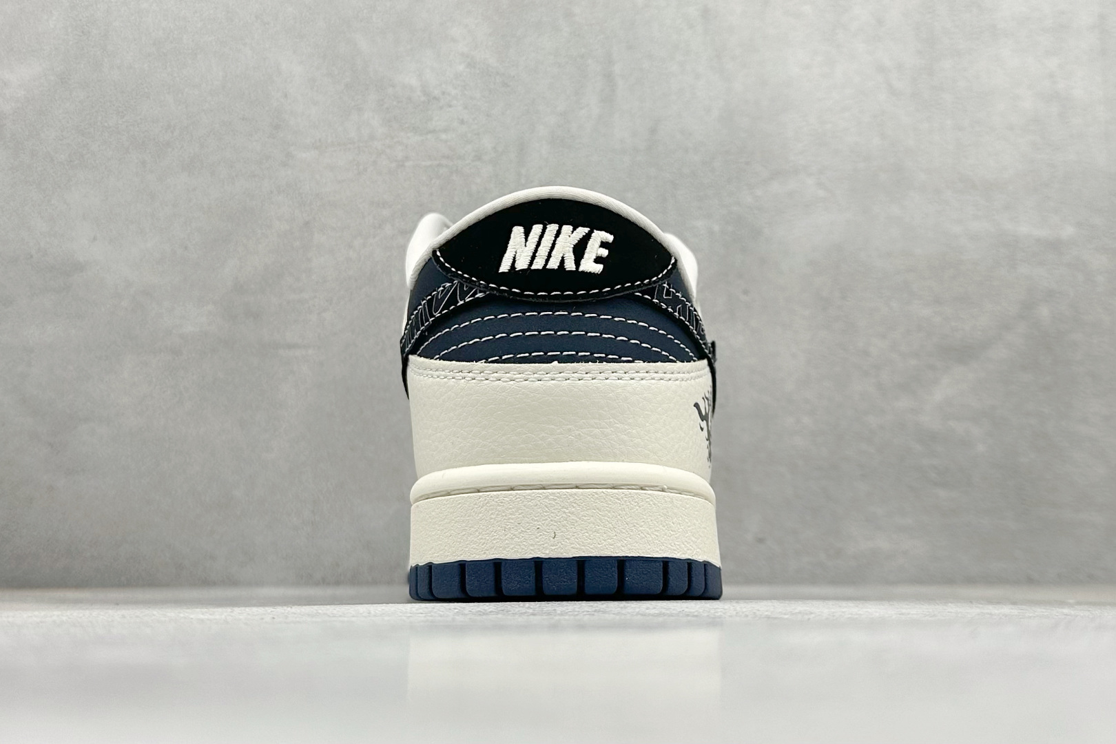 XC版Nike SB Dunk Low 斯图西联名 米灰黑8 周年高端定制 低帮休闲板鞋 SR2025-001