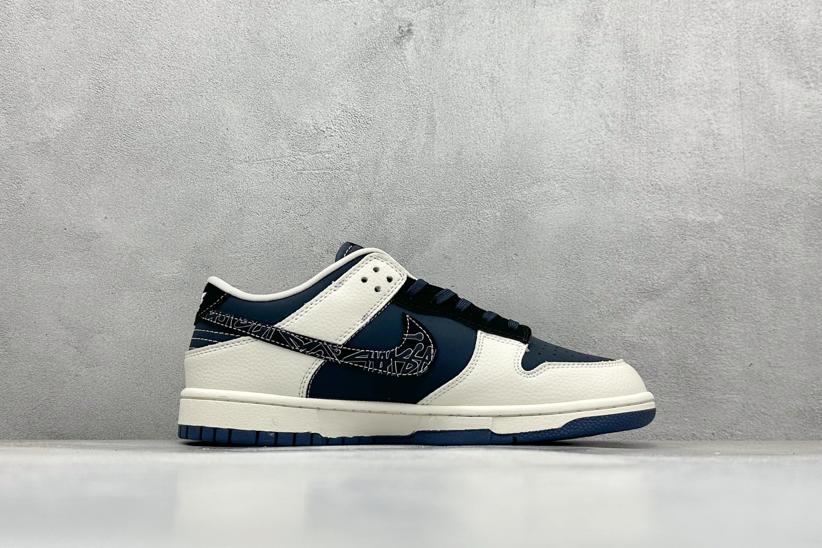 XC版Nike SB Dunk Low 斯图西联名 米灰黑8 周年高端定制 低帮休闲板鞋 SR2025-001