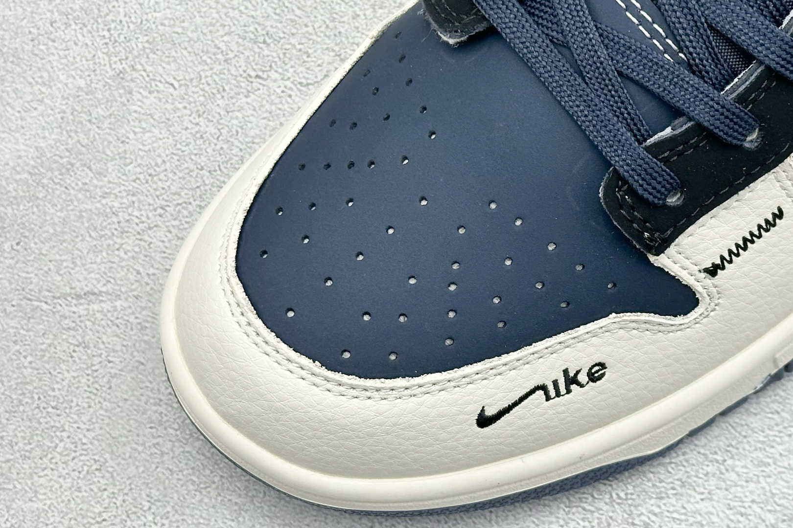 XC版Nike SB Dunk Low 斯图西联名 米灰黑8 周年高端定制 低帮休闲板鞋 SR2025-001