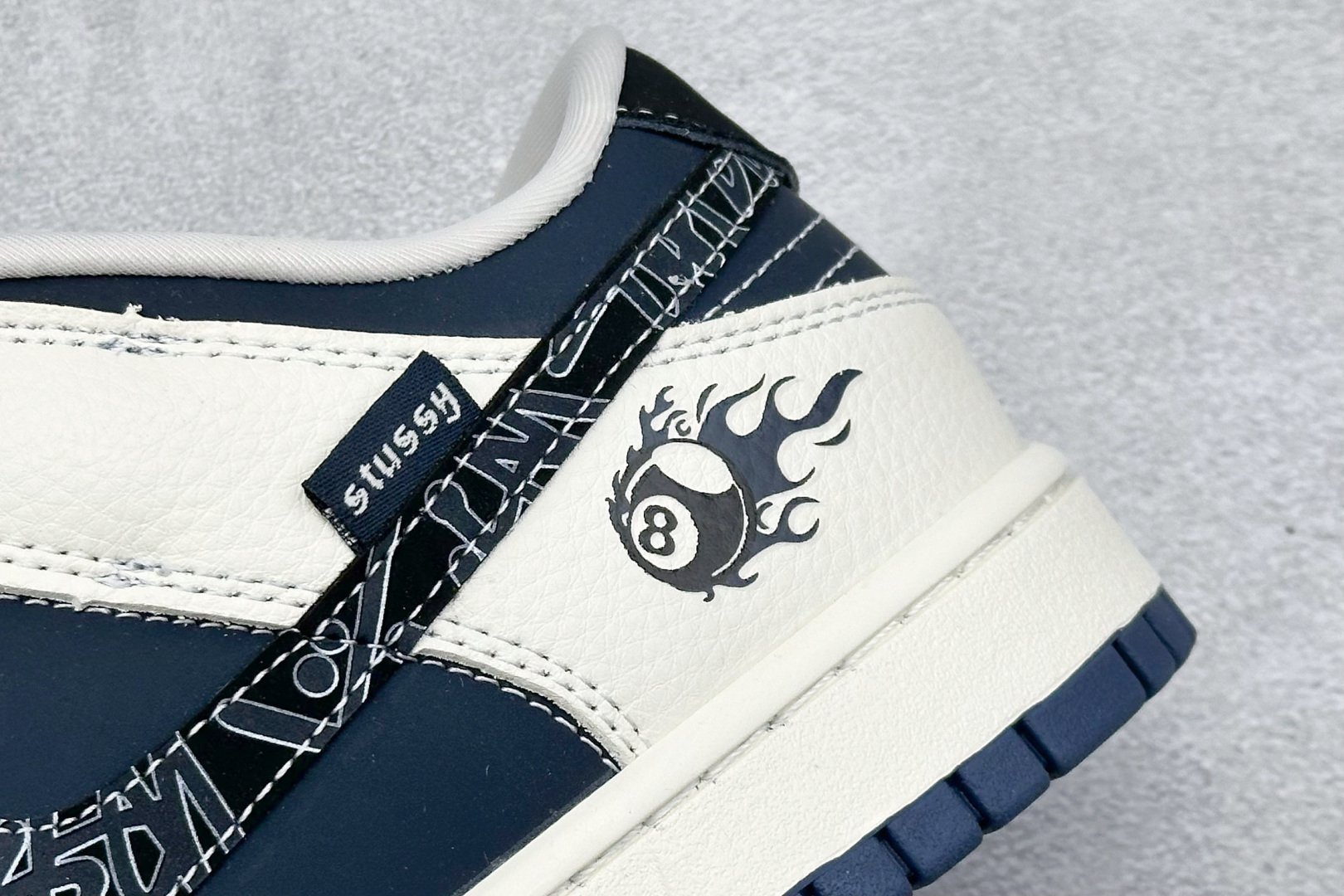 XC版Nike SB Dunk Low 斯图西联名 米灰黑8 周年高端定制 低帮休闲板鞋 SR2025-001