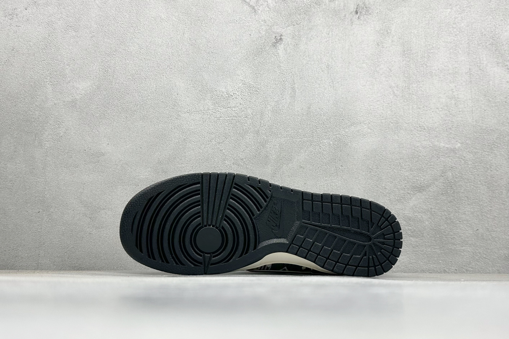 Nike SB Dunk Low “路易威登LV联名---黑灰帆布印花” 高端定制 低帮休闲板鞋 DS6608-005