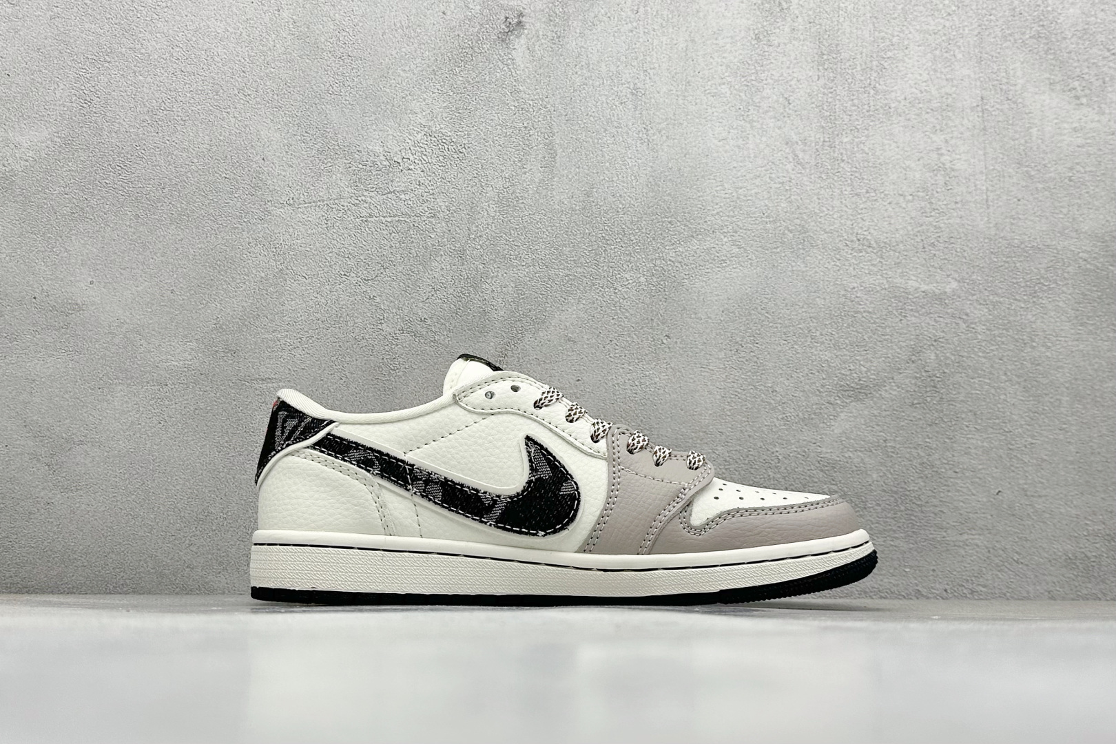 Travis Scott x Fragment Design x Air Jordan 1 Low SP AJ1 乔1 LV联名 米黑牛仔 低帮文化休闲板鞋 JW1188-143-莆田鞋,莆田鞋货源,高仿鞋,高仿鞋货源,安福档口,莆田高仿鞋,莆田鞋批发,高仿鞋批发,莆田高仿运动鞋,高仿运动鞋,莆田运动鞋 Travis Scott x Fragment Design x Air Jordan 1 Low SP AJ1 乔1 LV联名 米黑牛仔 低帮文化休闲板鞋 JW1188-143