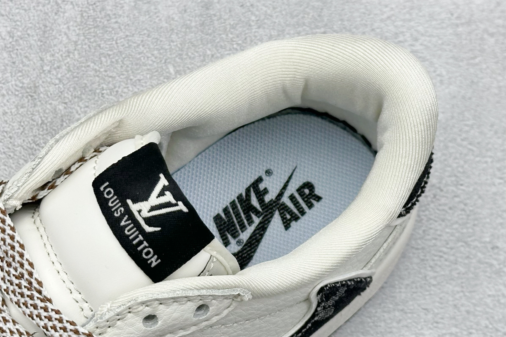 Travis Scott x Fragment Design x Air Jordan 1 Low SP AJ1 乔1 LV联名 米黑牛仔 低帮文化休闲板鞋 JW1188-143-莆田鞋,莆田鞋货源,高仿鞋,高仿鞋货源,安福档口,莆田高仿鞋,莆田鞋批发,高仿鞋批发,莆田高仿运动鞋,高仿运动鞋,莆田运动鞋 Travis Scott x Fragment Design x Air Jordan 1 Low SP AJ1 乔1 LV联名 米黑牛仔 低帮文化休闲板鞋 JW1188-143