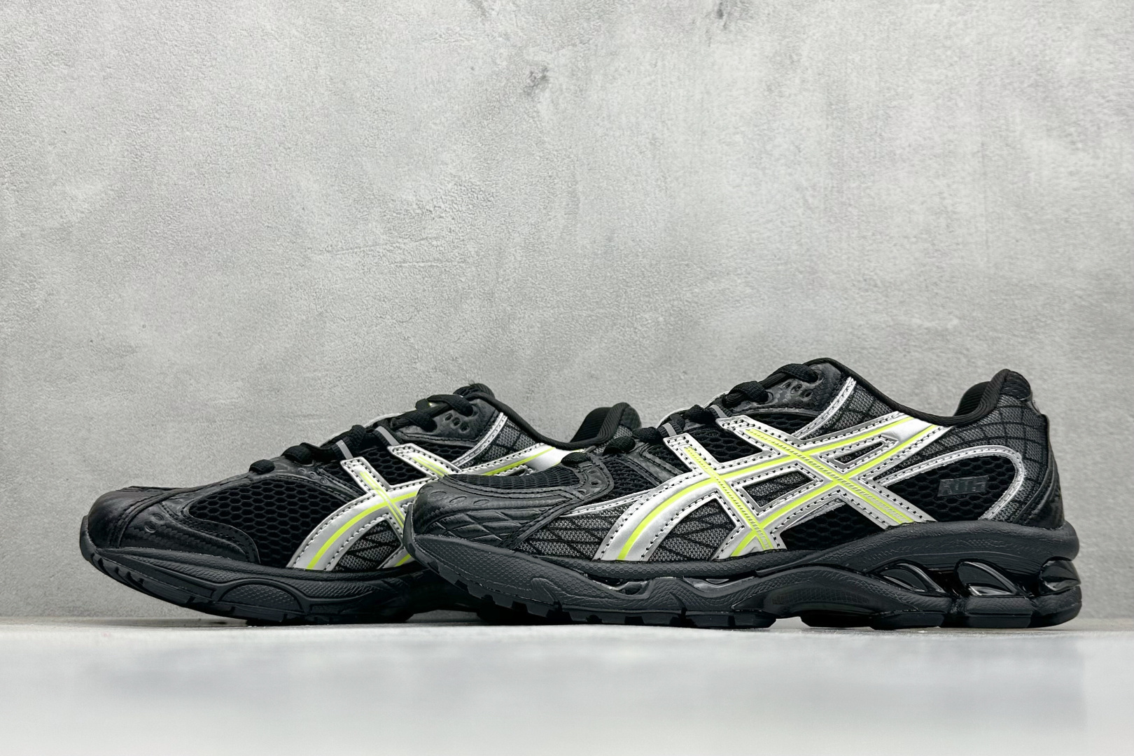 230 Asics Gel-Nimbus 10.1 亚瑟士复古先锋潮流拼接休闲跑步鞋 1203A844-001