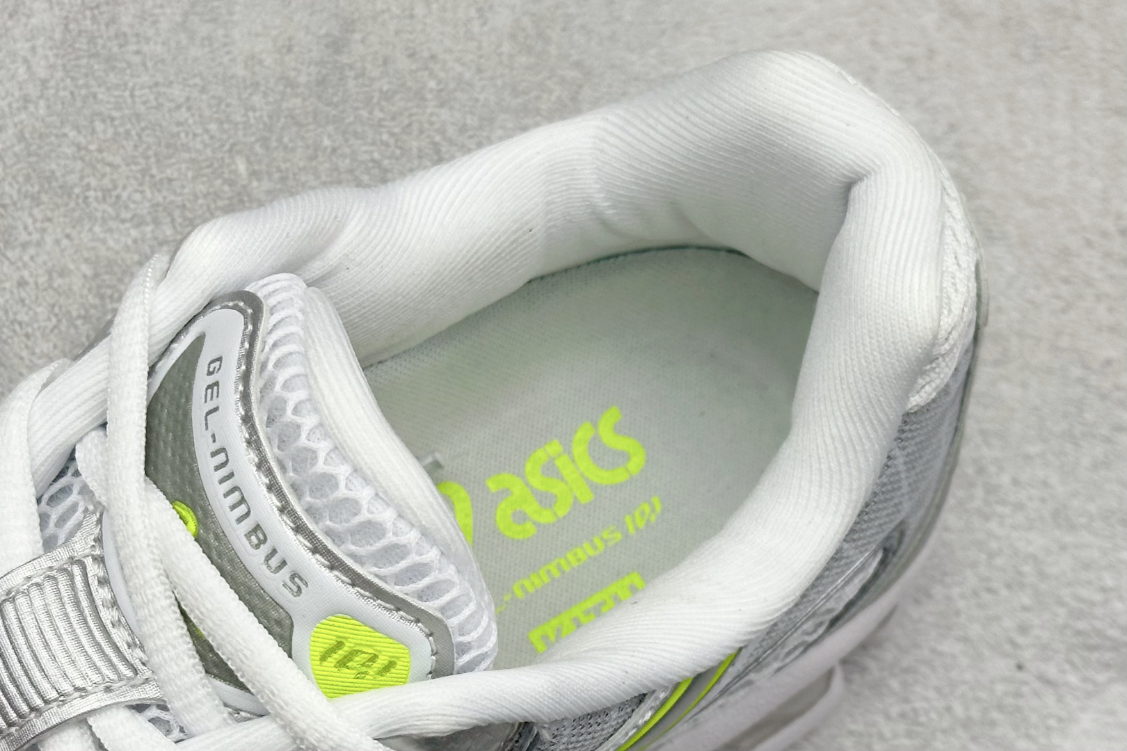 230 Asics Gel-Nimbus 10.1 亚瑟士复古先锋潮流拼接休闲跑步鞋 1203A844-100