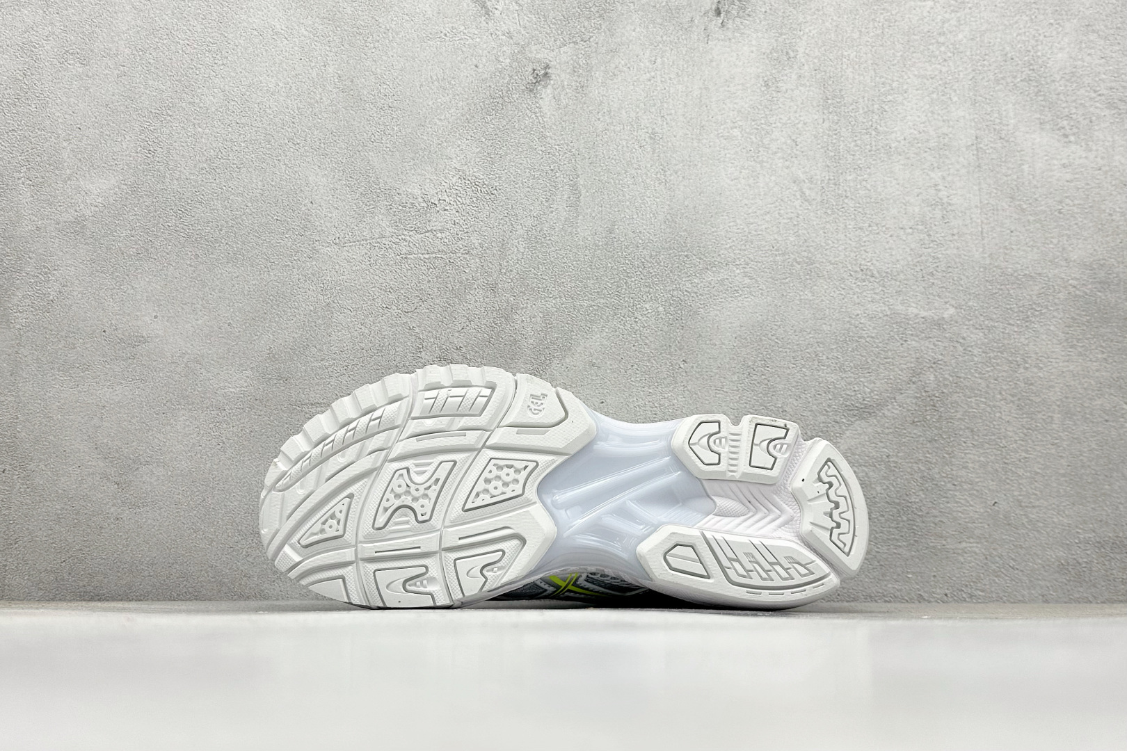 230 Asics Gel-Nimbus 10.1 亚瑟士复古先锋潮流拼接休闲跑步鞋 1203A844-100