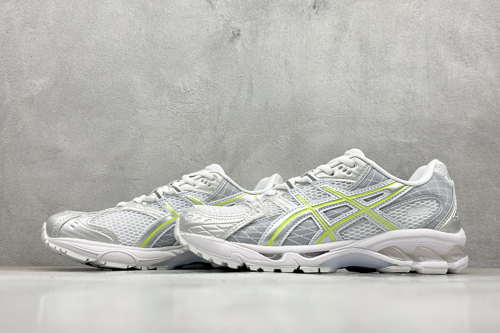 230 Asics Gel-Nimbus 10.1 亚瑟士复古先锋潮流拼接休闲跑步鞋 1203A844-100