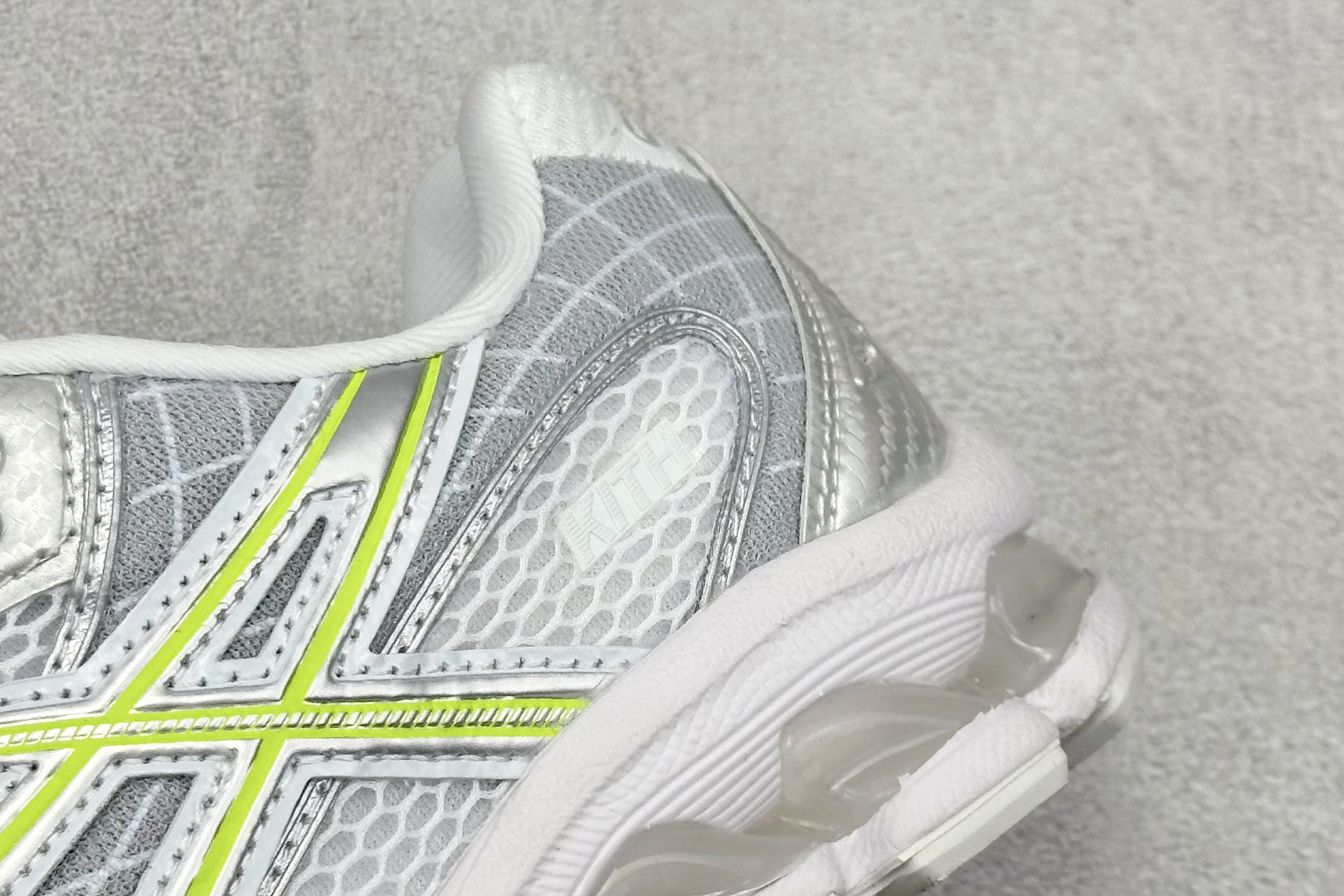 230 Asics Gel-Nimbus 10.1 亚瑟士复古先锋潮流拼接休闲跑步鞋 1203A844-100