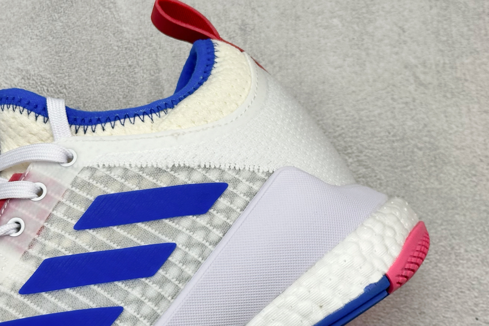 220 ADIDAS CRAZYFLIGHT MID 运动鞋 减震防滑 针织网面设计 鞋底采用真爆颗粒 三层组合大底 舒适透气 BB6892