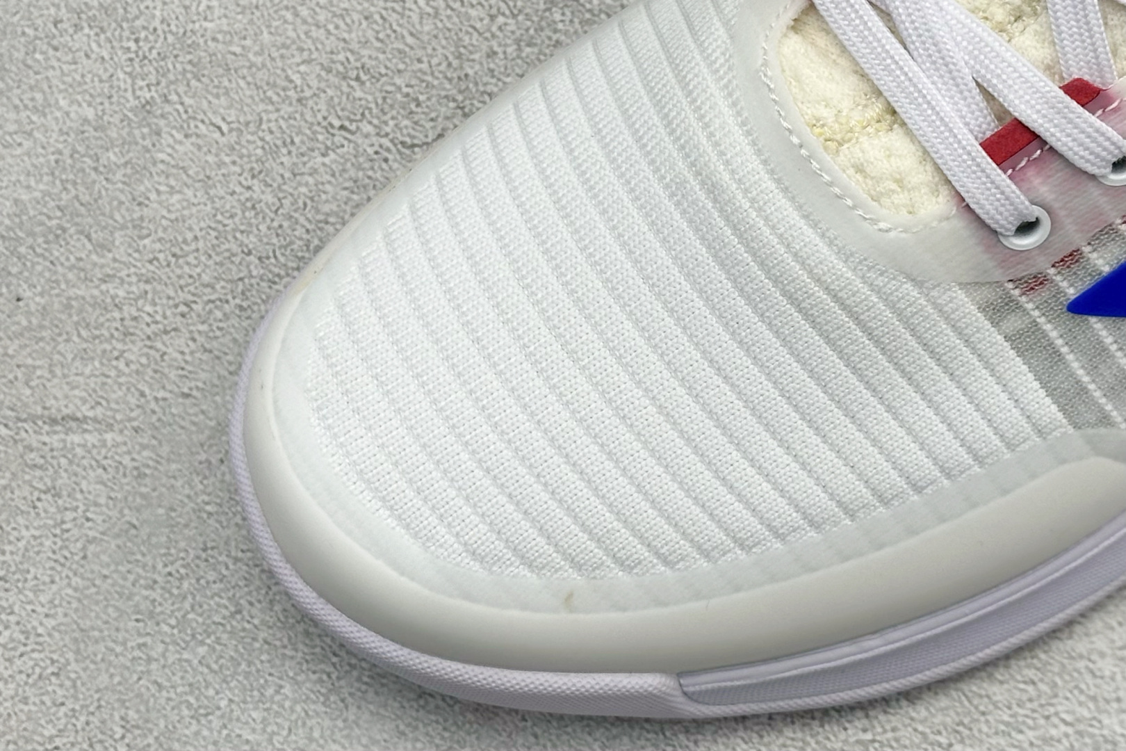 220 ADIDAS CRAZYFLIGHT MID 运动鞋 减震防滑 针织网面设计 鞋底采用真爆颗粒 三层组合大底 舒适透气 BB6892