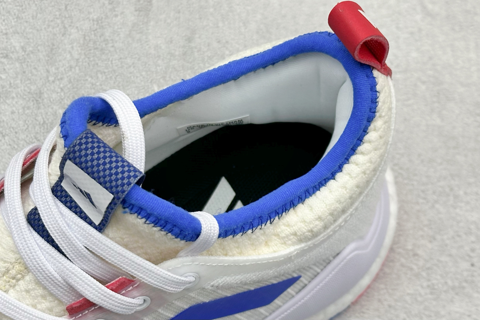 220 ADIDAS CRAZYFLIGHT MID 运动鞋 减震防滑 针织网面设计 鞋底采用真爆颗粒 三层组合大底 舒适透气 BB6892