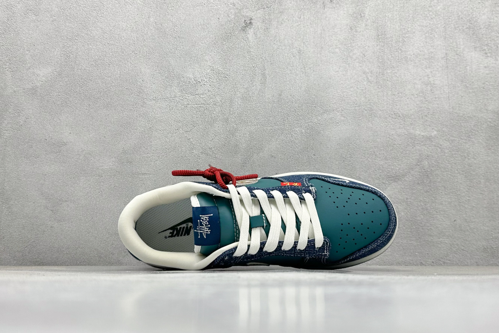 福利特价
Nike SB Dunk Low x Stussy 蛇年限定 青蓝
纯原大厂出品 极力推荐
原