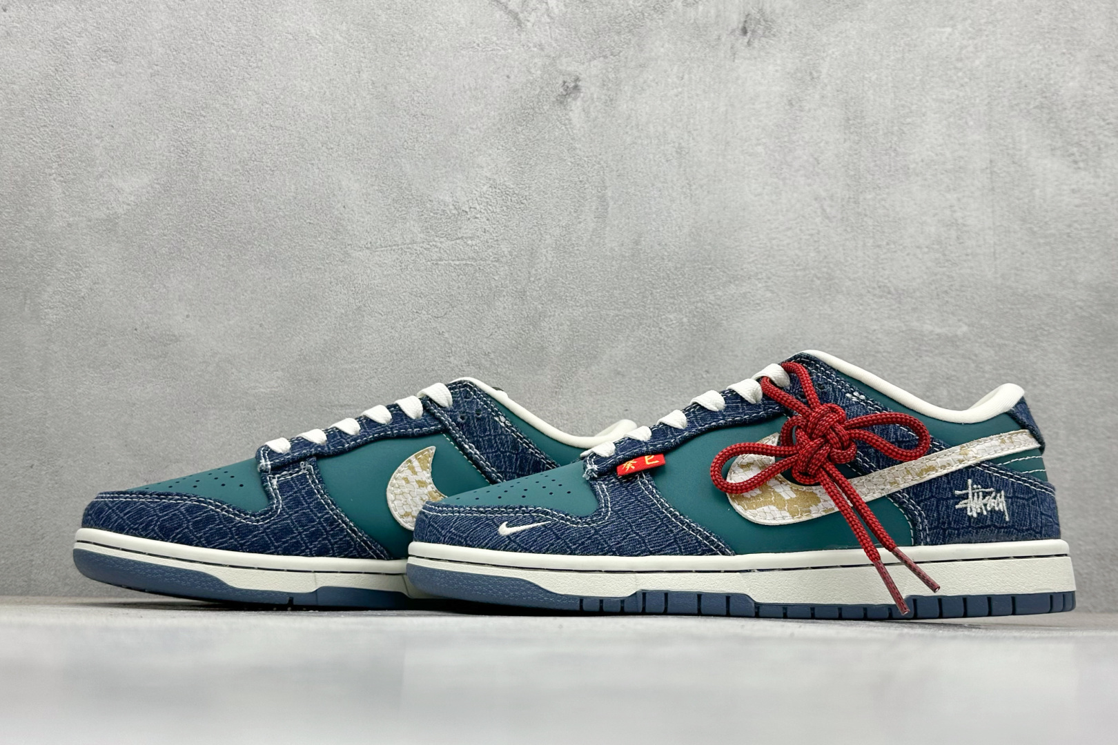 福利特价
Nike SB Dunk Low x Stussy 蛇年限定 青蓝
纯原大厂出品 极力推荐
原