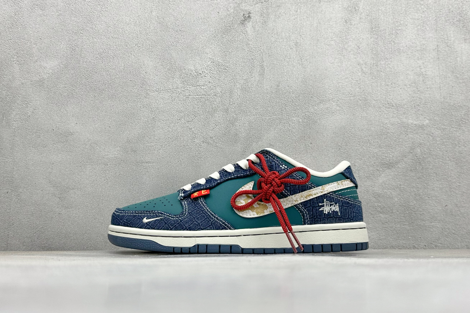 福利特价
Nike SB Dunk Low x Stussy 蛇年限定 青蓝
纯原大厂出品 极力推荐
原