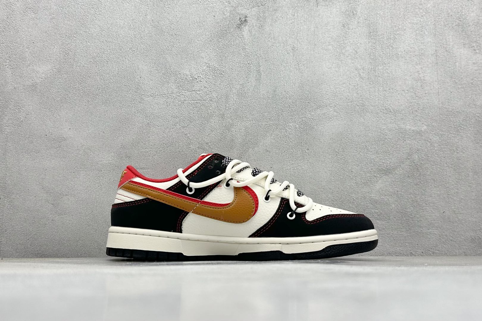 福利特价 放店私
Nk SB Dunk Low  蛇年联名绑带 周年高端定制 低帮休闲板鞋 
#定制鞋盒