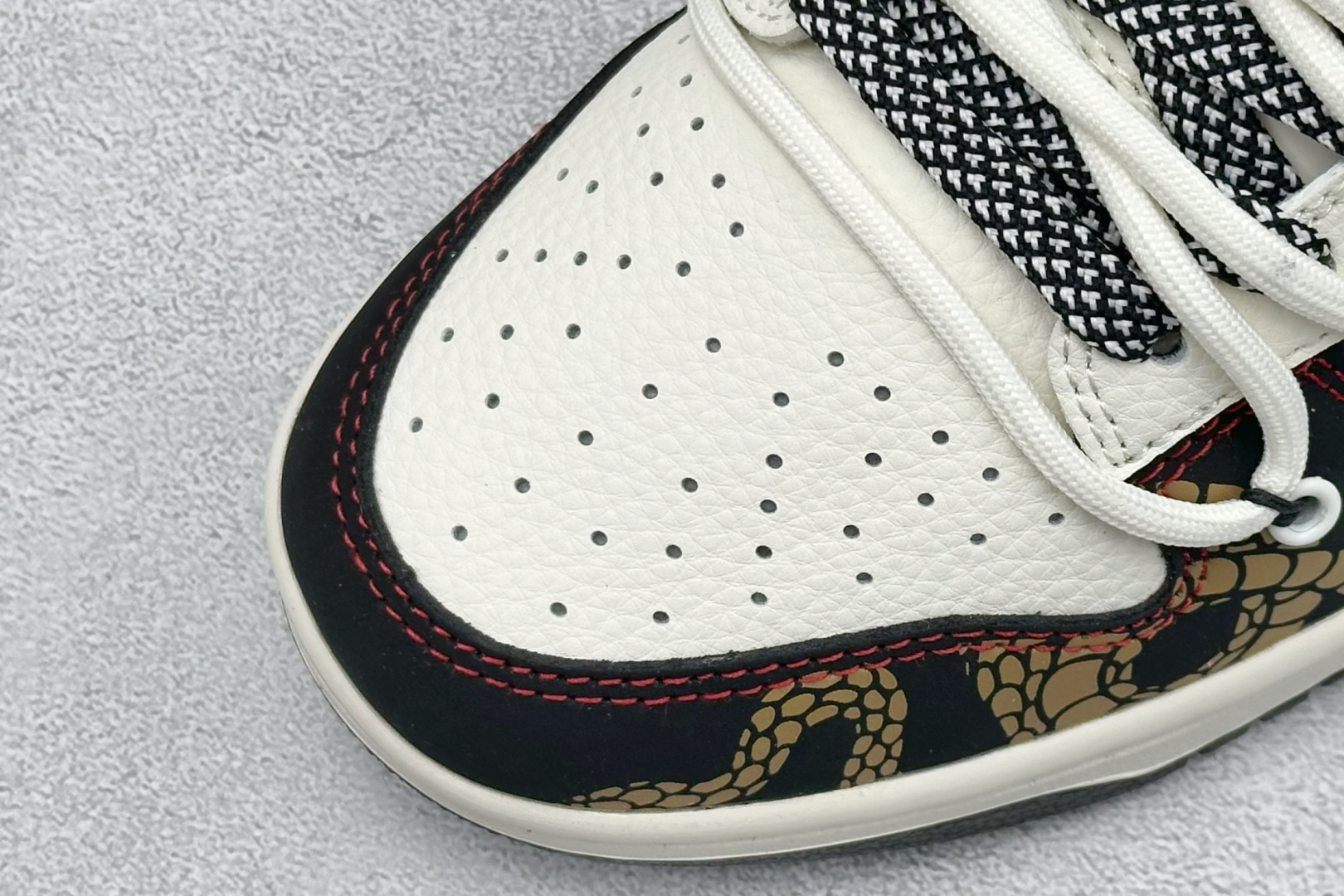 福利特价 放店私
Nk SB Dunk Low  蛇年联名绑带 周年高端定制 低帮休闲板鞋 
#定制鞋盒