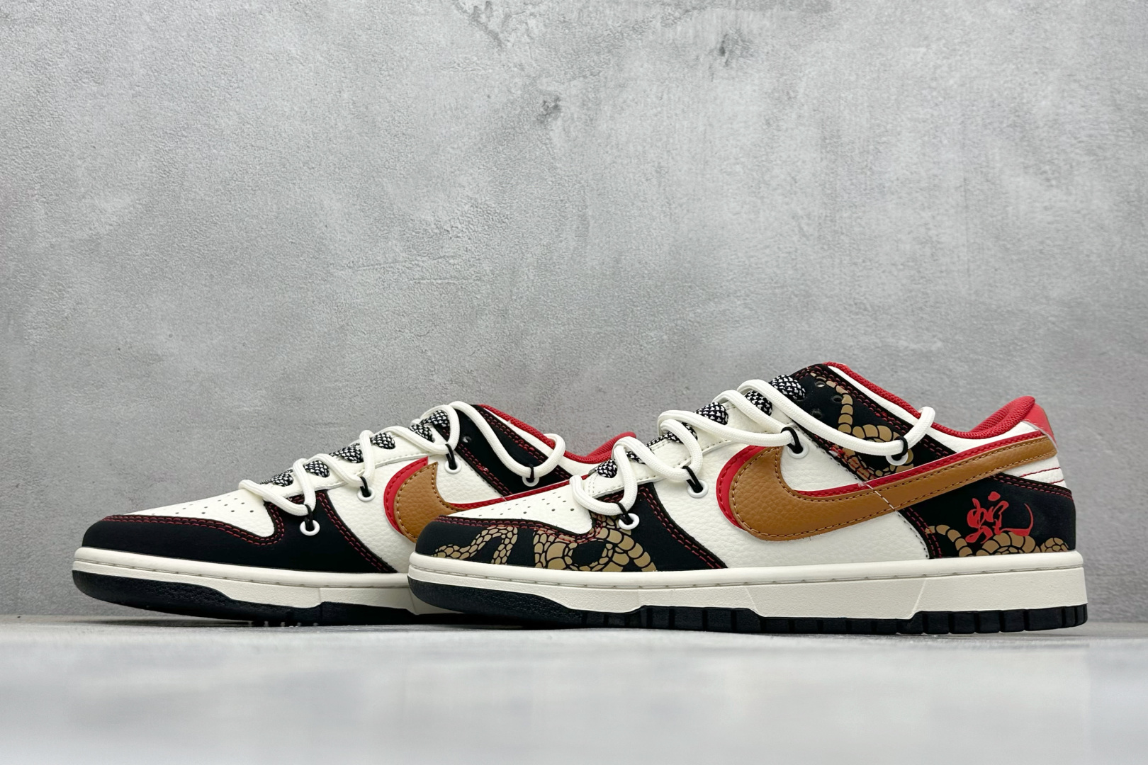 福利特价 放店私
Nk SB Dunk Low  蛇年联名绑带 周年高端定制 低帮休闲板鞋 
#定制鞋盒