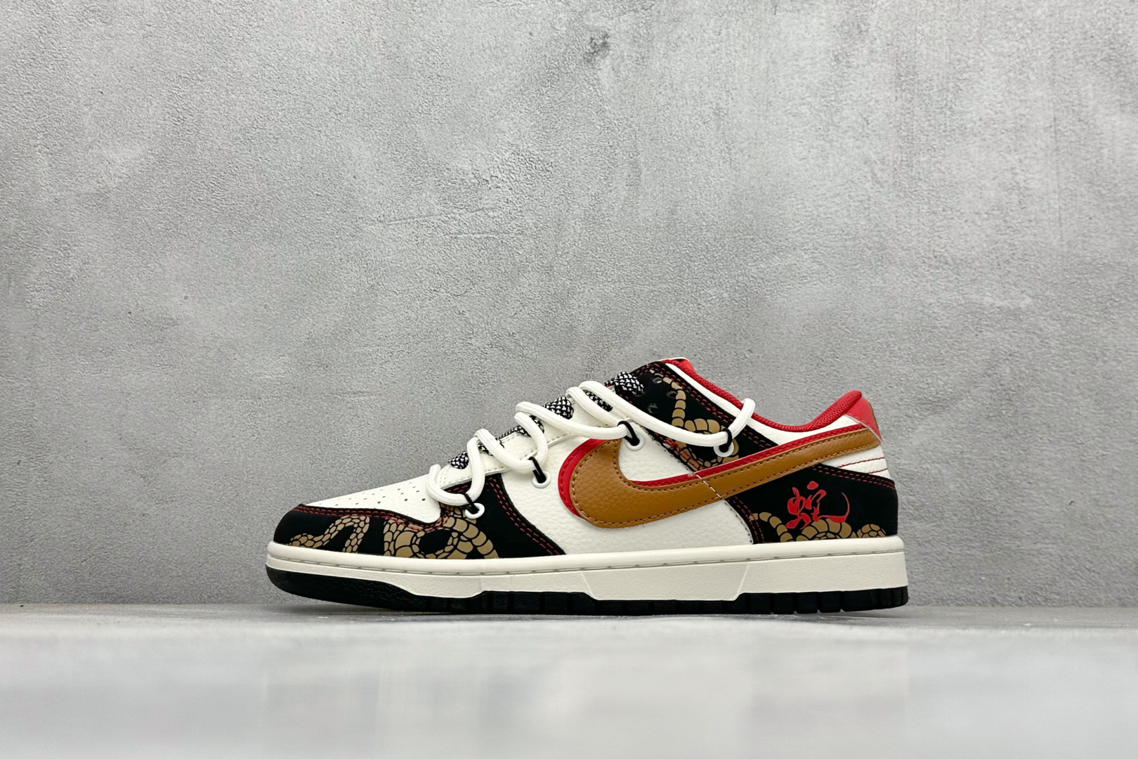 福利特价 放店私
Nk SB Dunk Low  蛇年联名绑带 周年高端定制 低帮休闲板鞋 
#定制鞋盒
