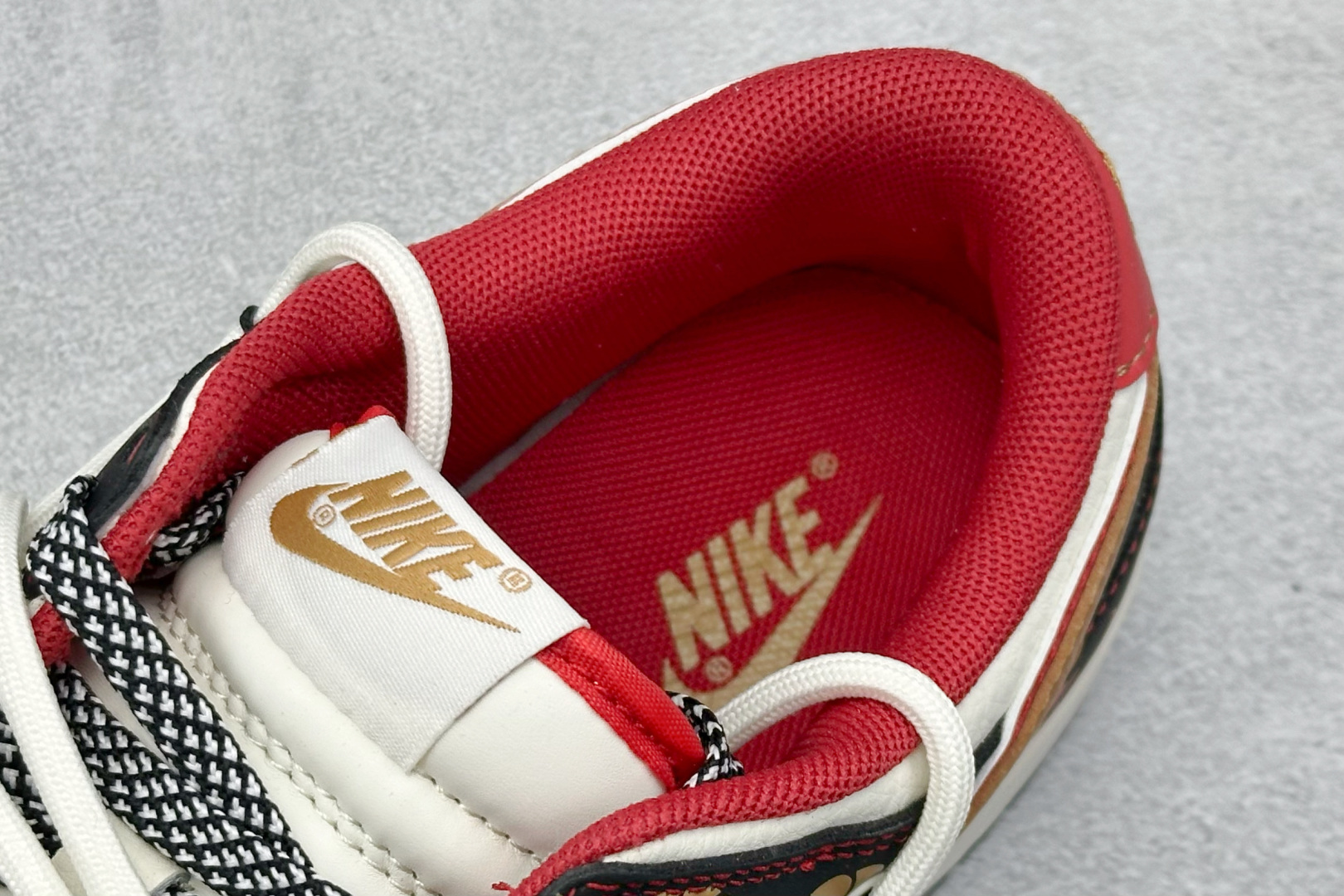 福利特价 放店私
Nk SB Dunk Low  蛇年联名绑带 周年高端定制 低帮休闲板鞋 
#定制鞋盒
