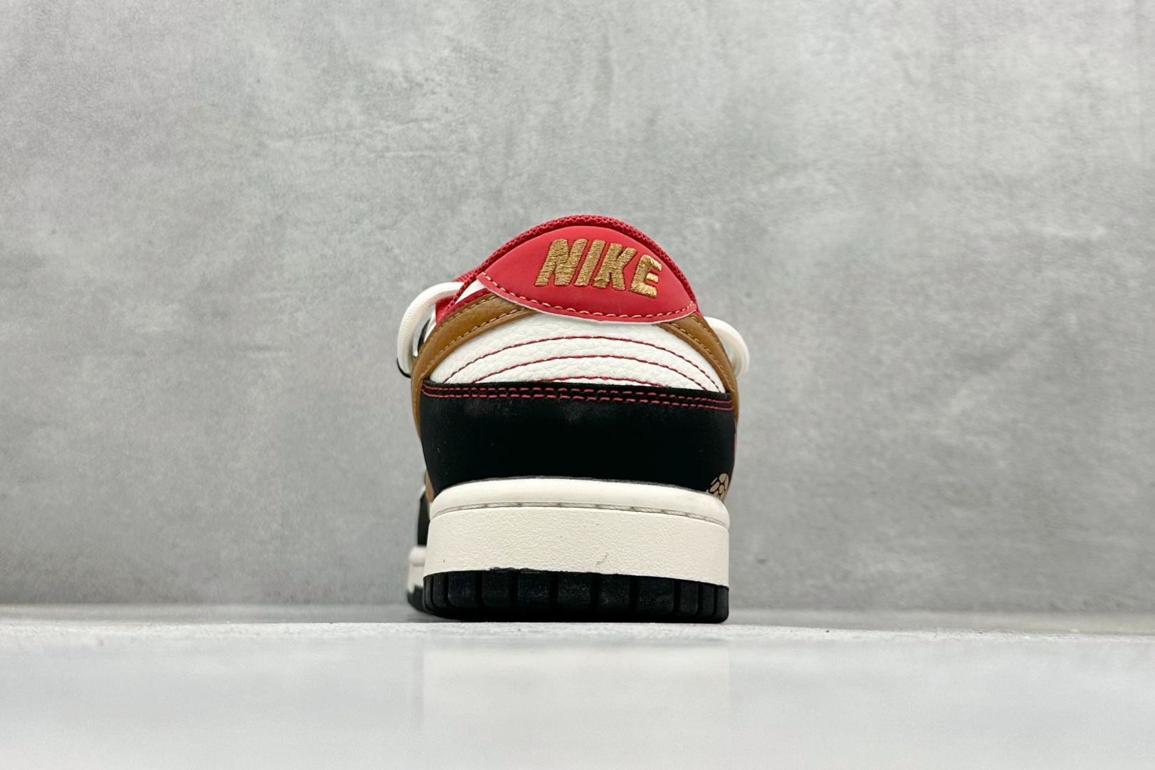 福利特价 放店私
Nk SB Dunk Low  蛇年联名绑带 周年高端定制 低帮休闲板鞋 
#定制鞋盒