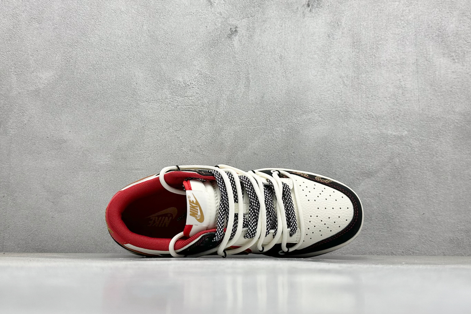 福利特价 放店私
Nk SB Dunk Low  蛇年联名绑带 周年高端定制 低帮休闲板鞋 
#定制鞋盒