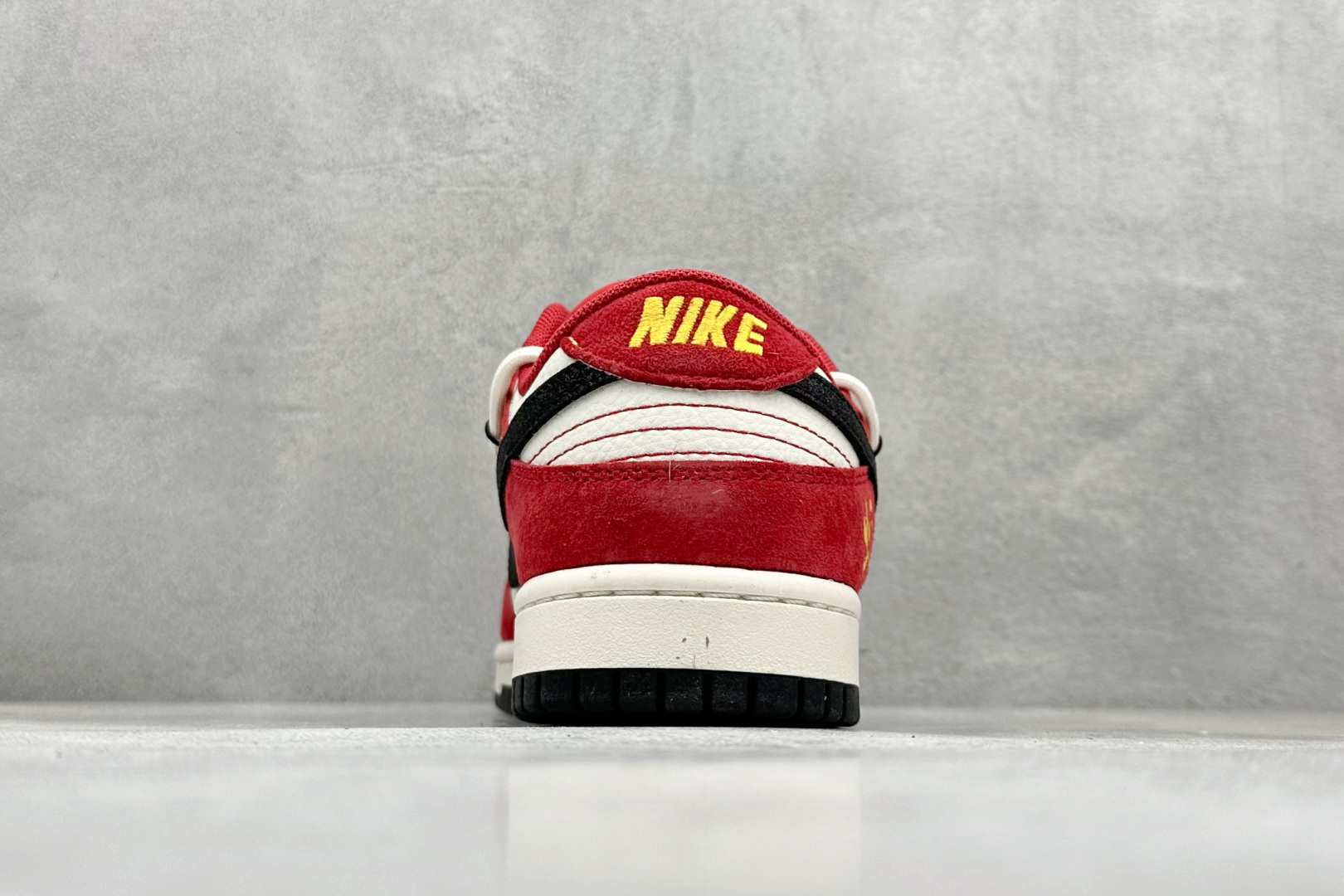 福利特价 放店私
Nk SB Dunk Low  蛇年联名绑带 周年高端定制 低帮休闲板鞋 
#定制鞋盒