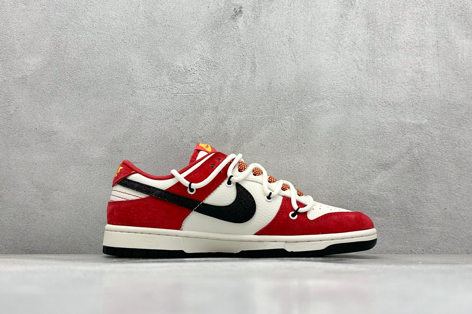 福利特价 放店私
Nk SB Dunk Low  蛇年联名绑带 周年高端定制 低帮休闲板鞋 
#定制鞋盒