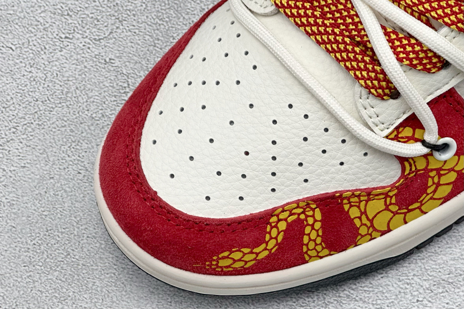 福利特价 放店私
Nk SB Dunk Low  蛇年联名绑带 周年高端定制 低帮休闲板鞋 
#定制鞋盒