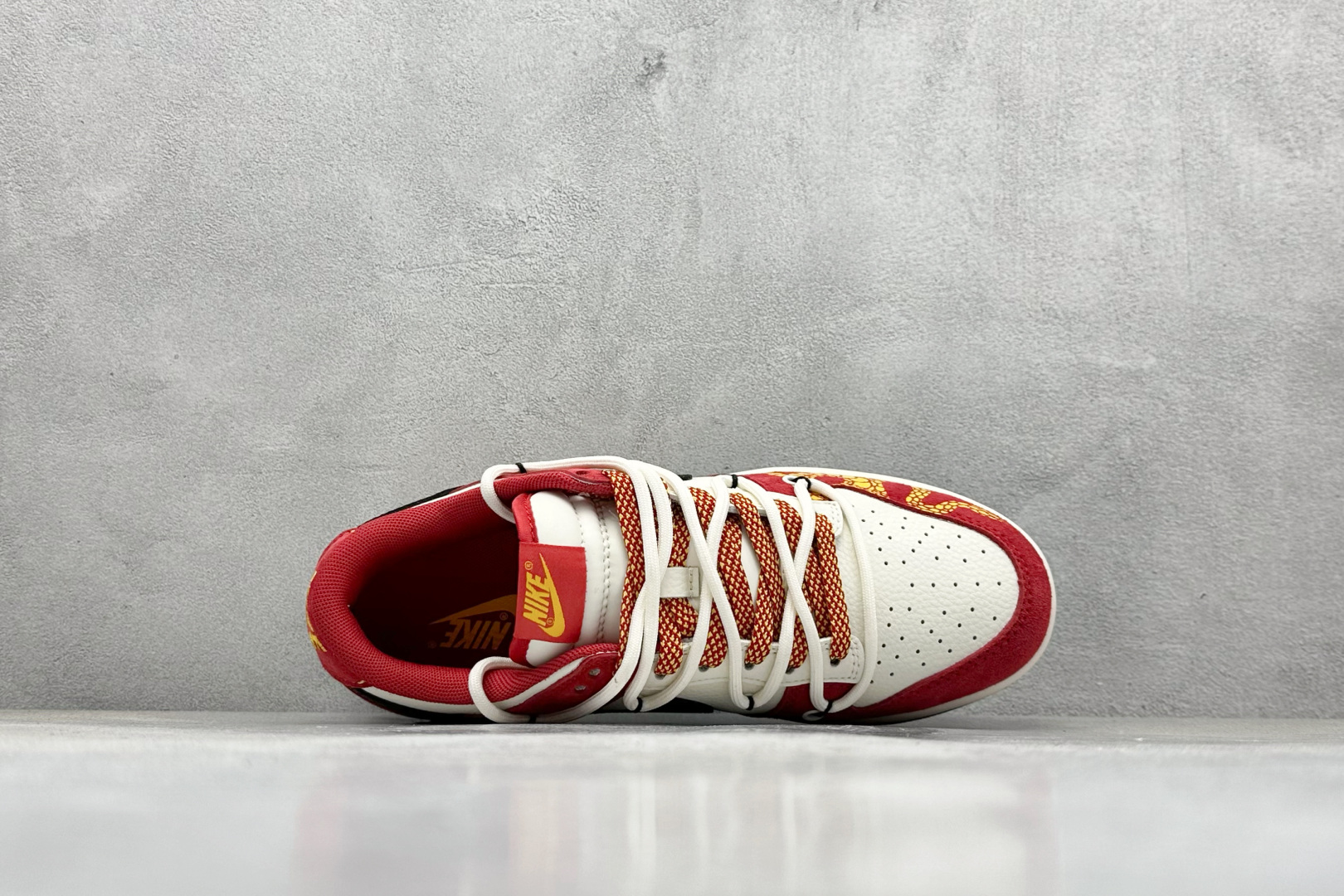福利特价 放店私
Nk SB Dunk Low  蛇年联名绑带 周年高端定制 低帮休闲板鞋 
#定制鞋盒