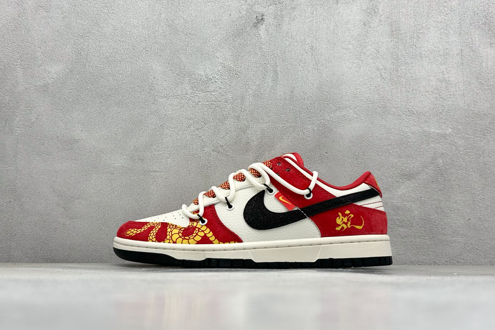 福利特价 放店私
Nk SB Dunk Low  蛇年联名绑带 周年高端定制 低帮休闲板鞋 
#定制鞋盒