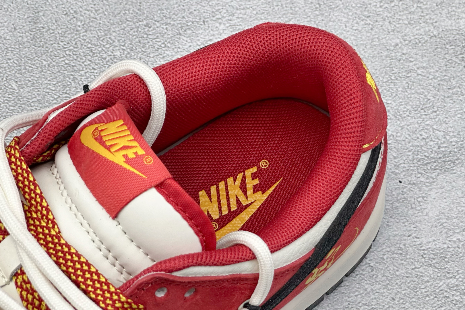 福利特价 放店私
Nk SB Dunk Low  蛇年联名绑带 周年高端定制 低帮休闲板鞋 
#定制鞋盒