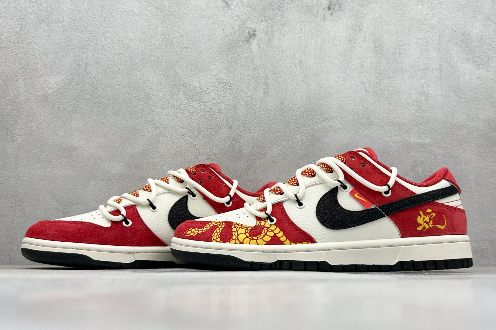 福利特价 放店私
Nk SB Dunk Low  蛇年联名绑带 周年高端定制 低帮休闲板鞋 
#定制鞋盒