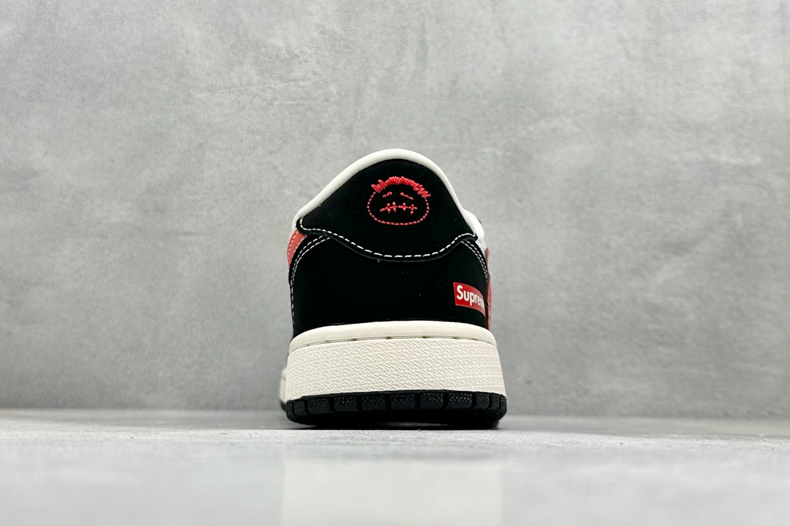 XC版Travis Scott x Fragment Design x Air Jordan 1 Low SP AJ1 乔1 Supreme联名 花雕红勾 低帮文化休闲板鞋 LD2025-035-莆田鞋,莆田鞋货源,高仿鞋,高仿鞋货源,安福档口,莆田高仿鞋,莆田鞋批发,高仿鞋批发,莆田高仿运动鞋,高仿运动鞋,莆田运动鞋 XC版Travis Scott x Fragment Design x Air Jordan 1 Low SP AJ1 乔1 Supreme联名 花雕红勾 低帮文化休闲板鞋 LD2025-035