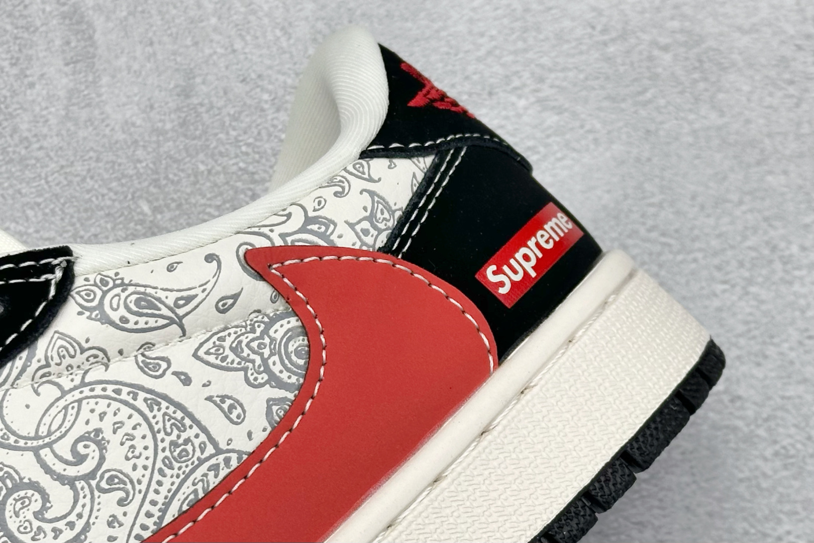 XC版Travis Scott x Fragment Design x Air Jordan 1 Low SP AJ1 乔1 Supreme联名 花雕红勾 低帮文化休闲板鞋 LD2025-035-莆田鞋,莆田鞋货源,高仿鞋,高仿鞋货源,安福档口,莆田高仿鞋,莆田鞋批发,高仿鞋批发,莆田高仿运动鞋,高仿运动鞋,莆田运动鞋 XC版Travis Scott x Fragment Design x Air Jordan 1 Low SP AJ1 乔1 Supreme联名 花雕红勾 低帮文化休闲板鞋 LD2025-035