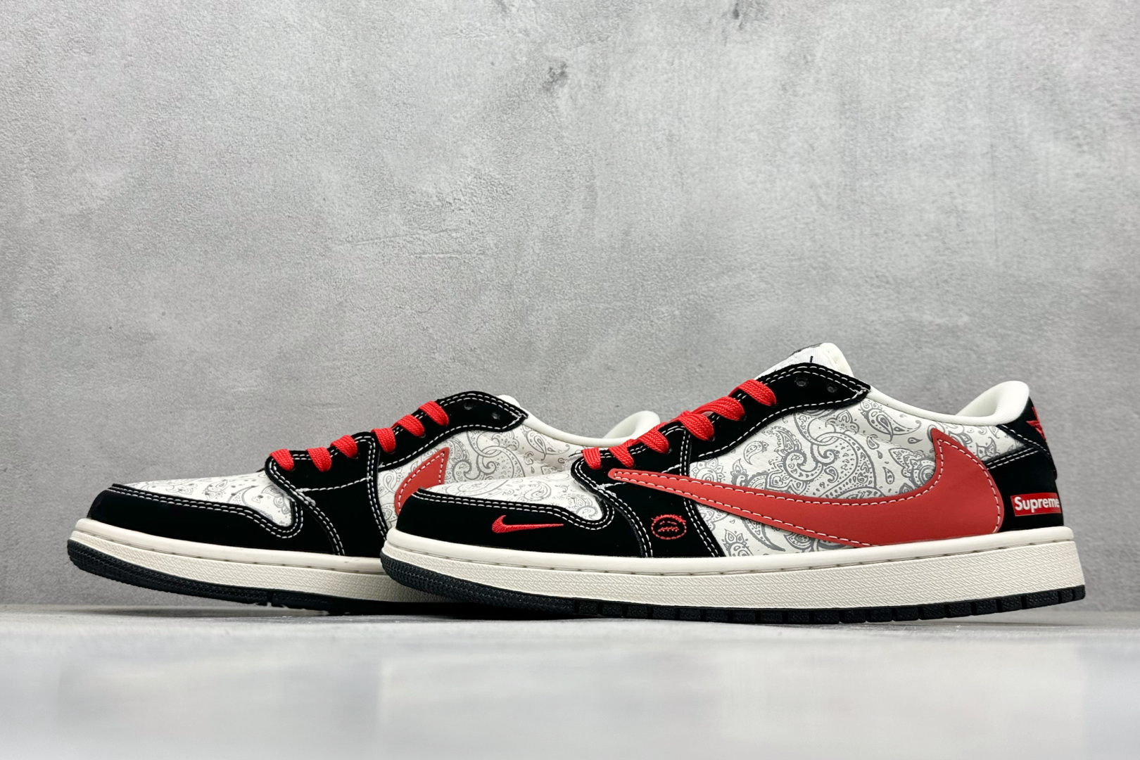 XC版Travis Scott x Fragment Design x Air Jordan 1 Low SP AJ1 乔1 Supreme联名 花雕红勾 低帮文化休闲板鞋 LD2025-035-莆田鞋,莆田鞋货源,高仿鞋,高仿鞋货源,安福档口,莆田高仿鞋,莆田鞋批发,高仿鞋批发,莆田高仿运动鞋,高仿运动鞋,莆田运动鞋 XC版Travis Scott x Fragment Design x Air Jordan 1 Low SP AJ1 乔1 Supreme联名 花雕红勾 低帮文化休闲板鞋 LD2025-035