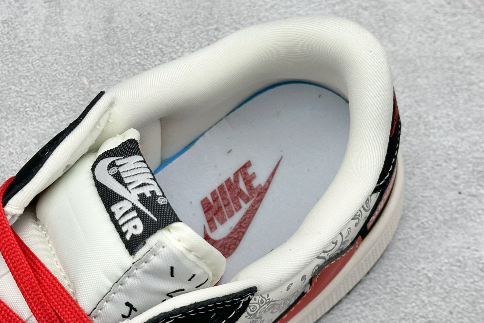 XC版Travis Scott x Fragment Design x Air Jordan 1 Low SP AJ1 乔1 Supreme联名 花雕红勾 低帮文化休闲板鞋 LD2025-035-莆田鞋,莆田鞋货源,高仿鞋,高仿鞋货源,安福档口,莆田高仿鞋,莆田鞋批发,高仿鞋批发,莆田高仿运动鞋,高仿运动鞋,莆田运动鞋 XC版Travis Scott x Fragment Design x Air Jordan 1 Low SP AJ1 乔1 Supreme联名 花雕红勾 低帮文化休闲板鞋 LD2025-035