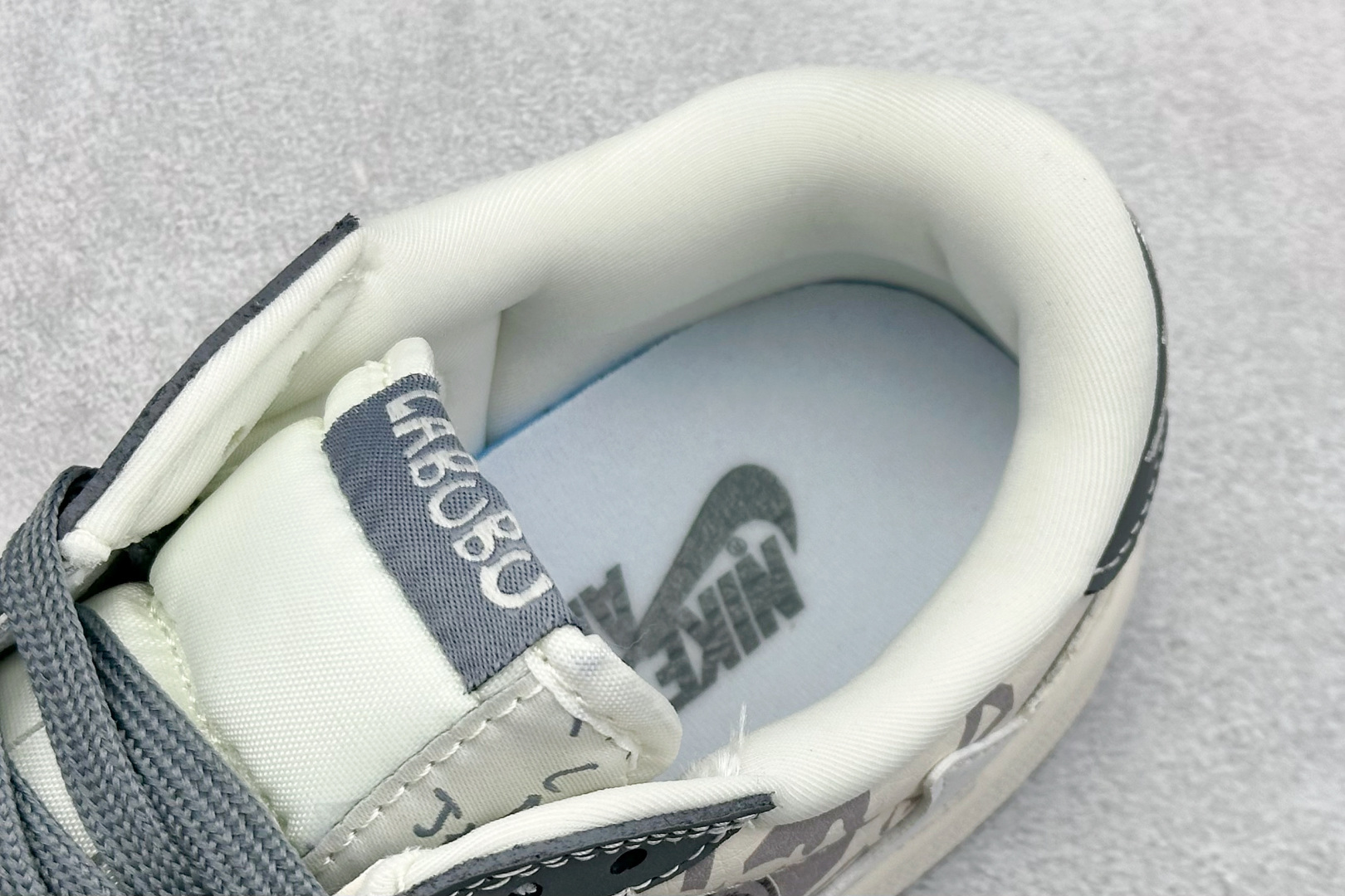 Travis Scott x Nike Air Jordan 1 Low x LABUBU Air Jordan 1 Low 反转灰白小勾拉布布倒钩 DX1888-094