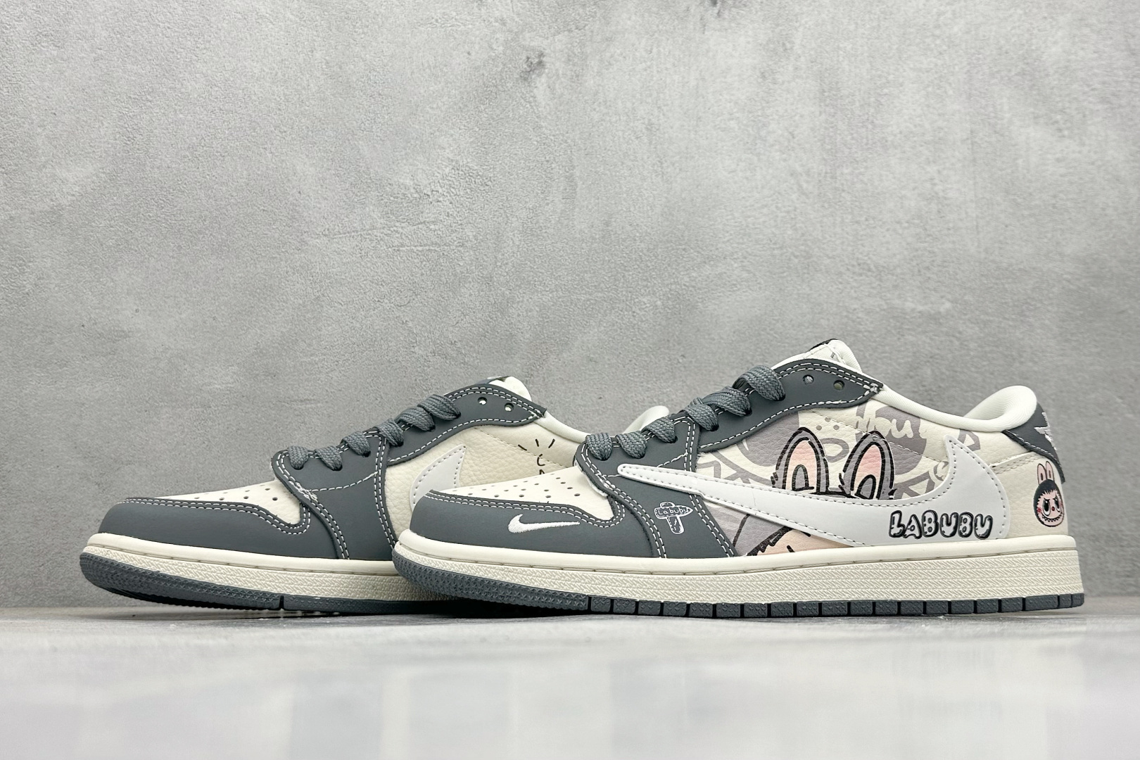 Travis Scott x Nike Air Jordan 1 Low x LABUBU Air Jordan 1 Low 反转灰白小勾拉布布倒钩 DX1888-094